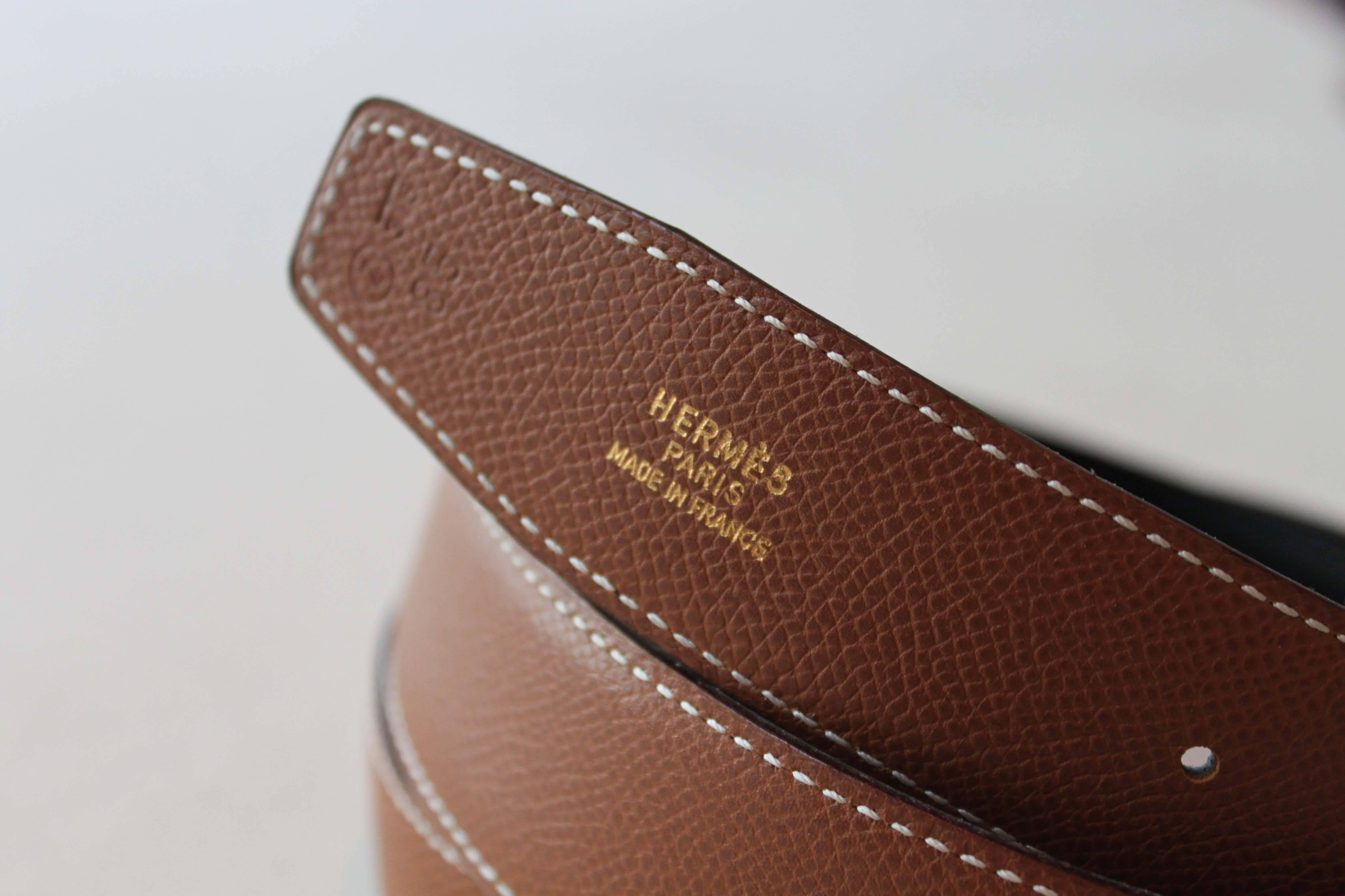 Vintage Hermès leather belt, reversible black and textured brown calfskin leather. Note the slight wear on notches, otherwise in very good condition. Does not include buckle. Size 85, date-stamped 1996.