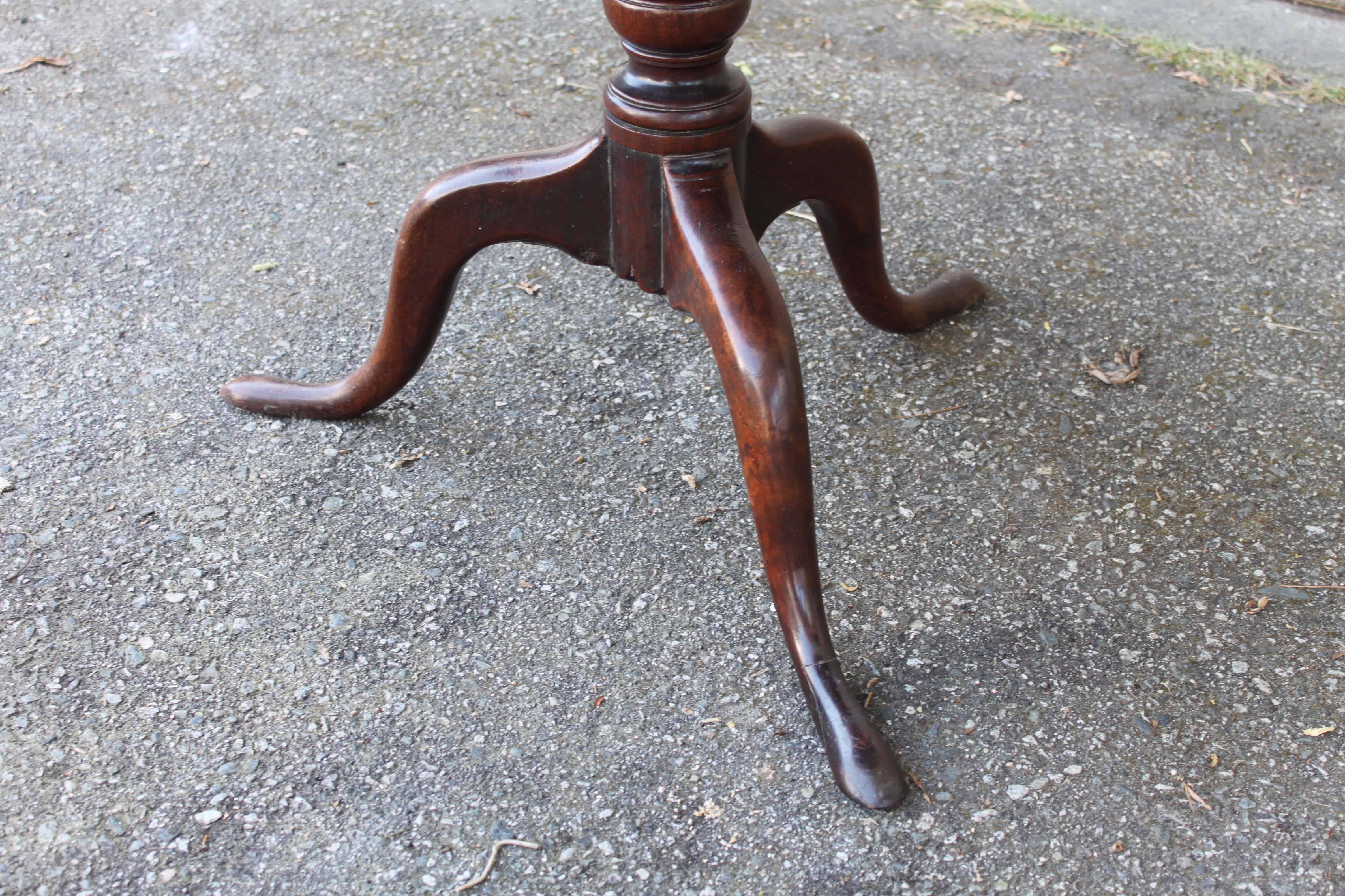 Queen Anne Style Mahogany Tilt-Top Table  In Good Condition For Sale In Vancouver, BC
