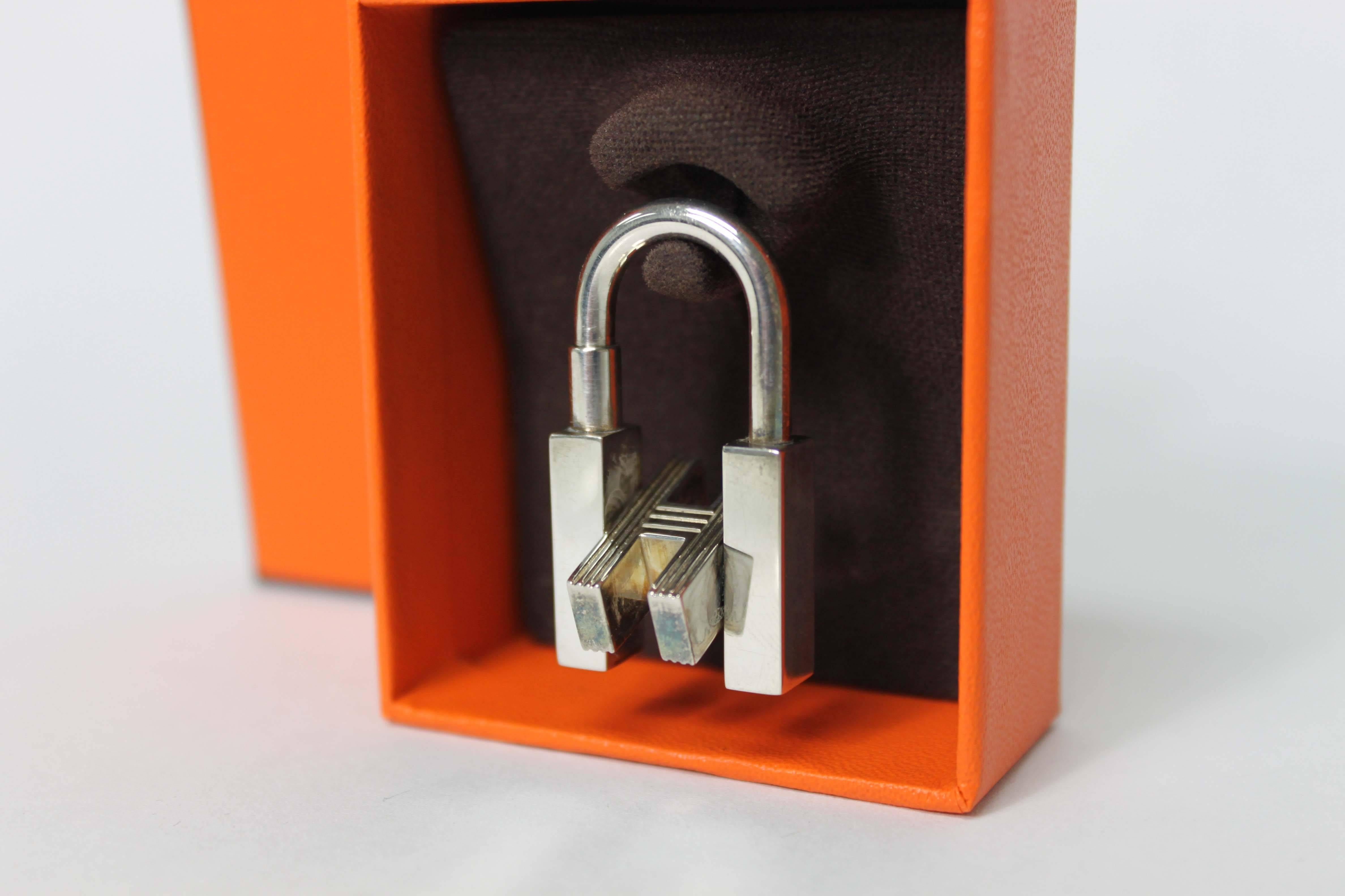 Lock charm with spinning 