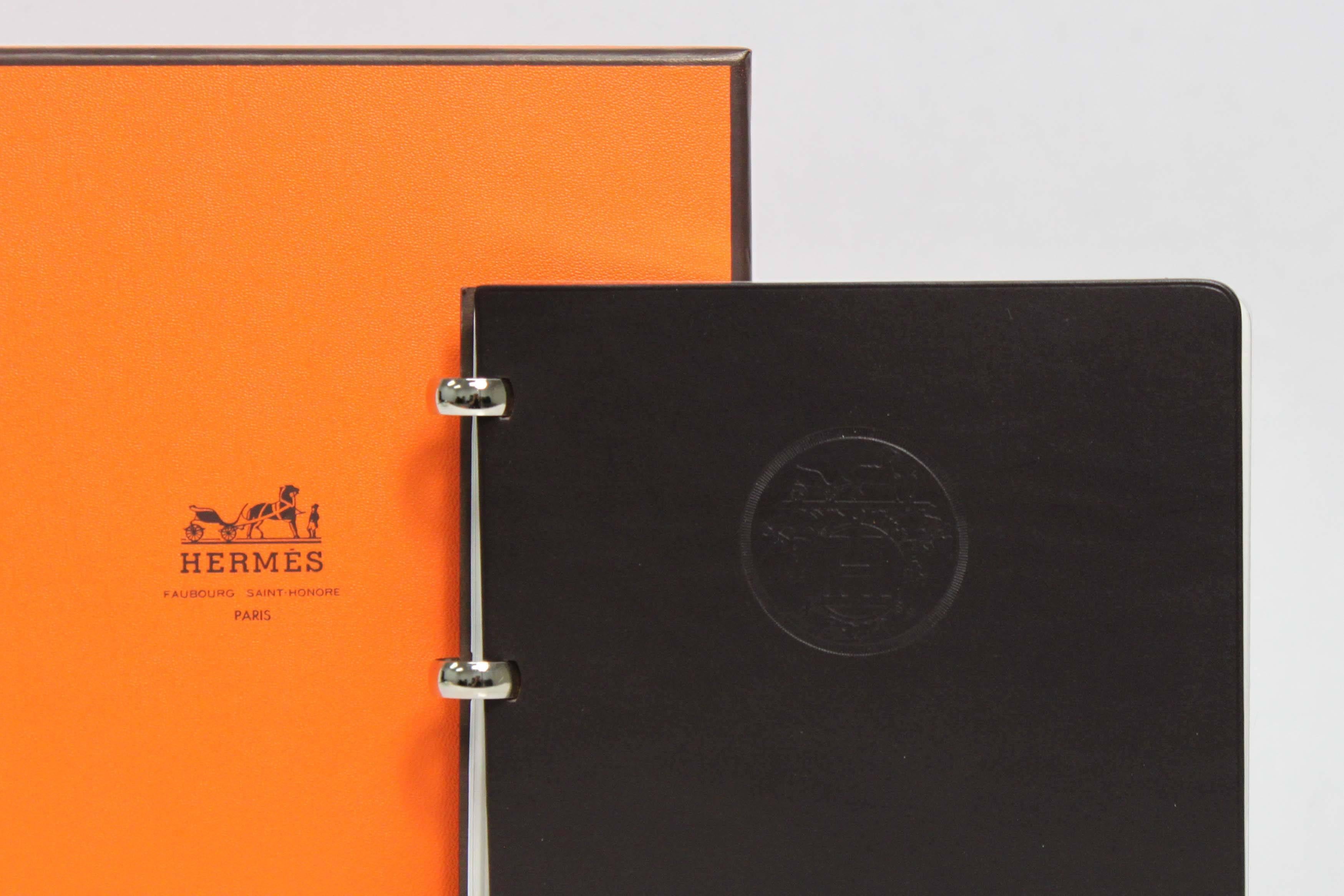 Leather note pad with crest by Hermès. Like new condition with one insert, includes original box.