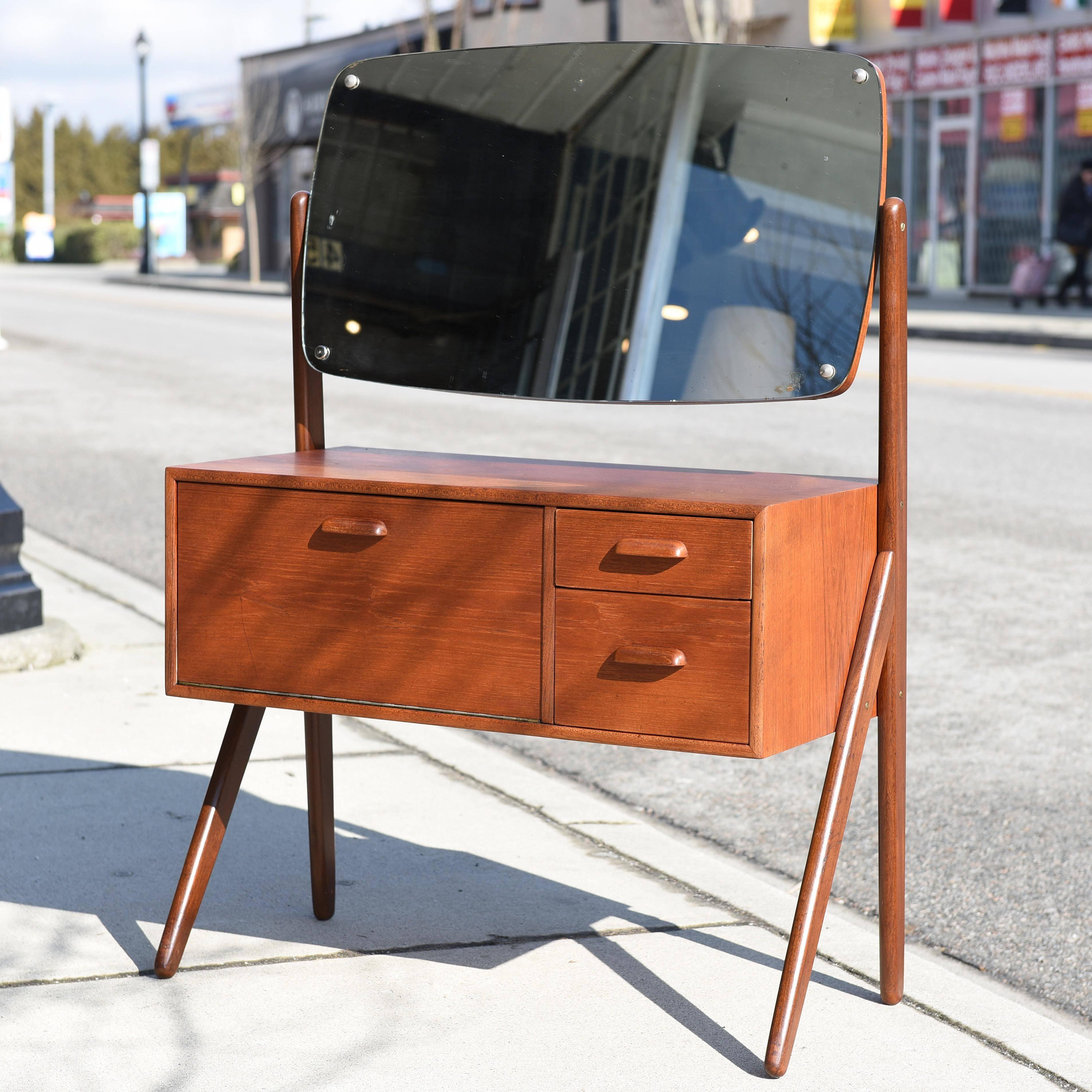 Vanity or dressing table with matching chair by Sigfred Omann for Ølholm Møbelfabrik. Professionally re-finished and re-oiled, mirror in vintage condition with minor wear consistent with age and use. 

 