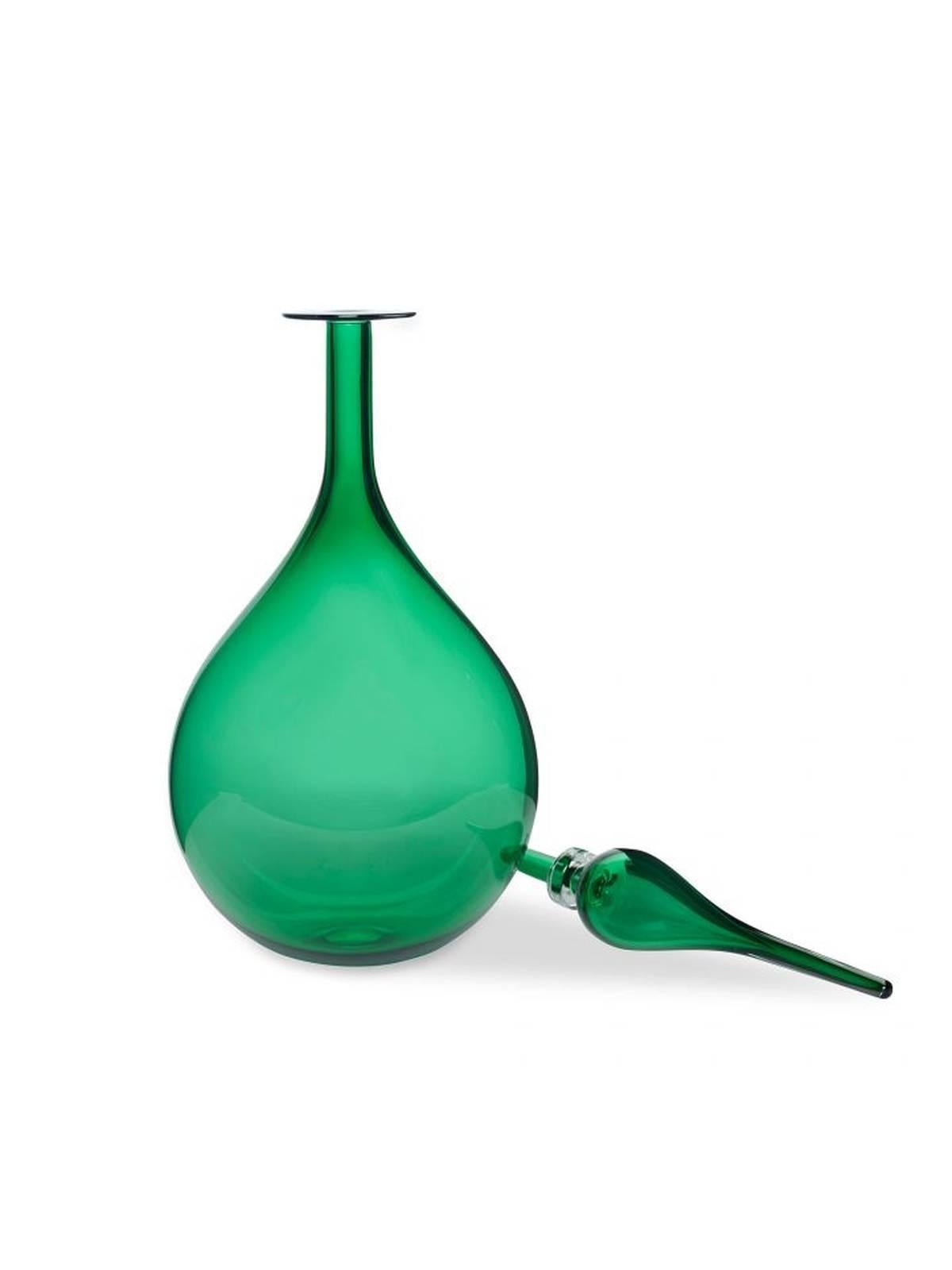 The petite tear drop decanter by Joe Cariati features a rounded, tear drop shaped body and is detailed with a decorative glass stopper. Inspired by Mid-Century classics, handmade in LA.