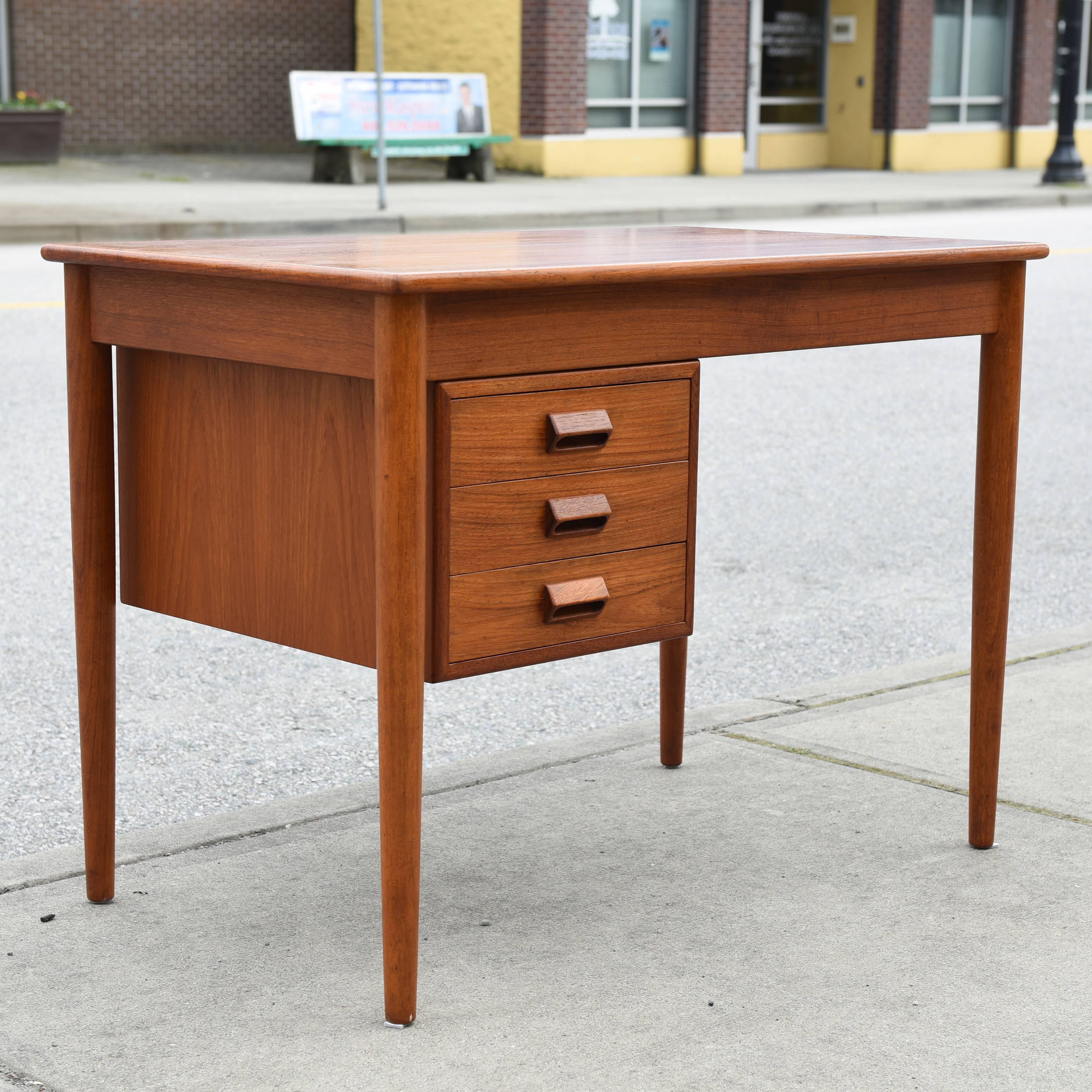 Model 131 Danish modern teak desk by Borge Mogensen for Soborg.
In great vintage condition, top surface has been professionally refinished.