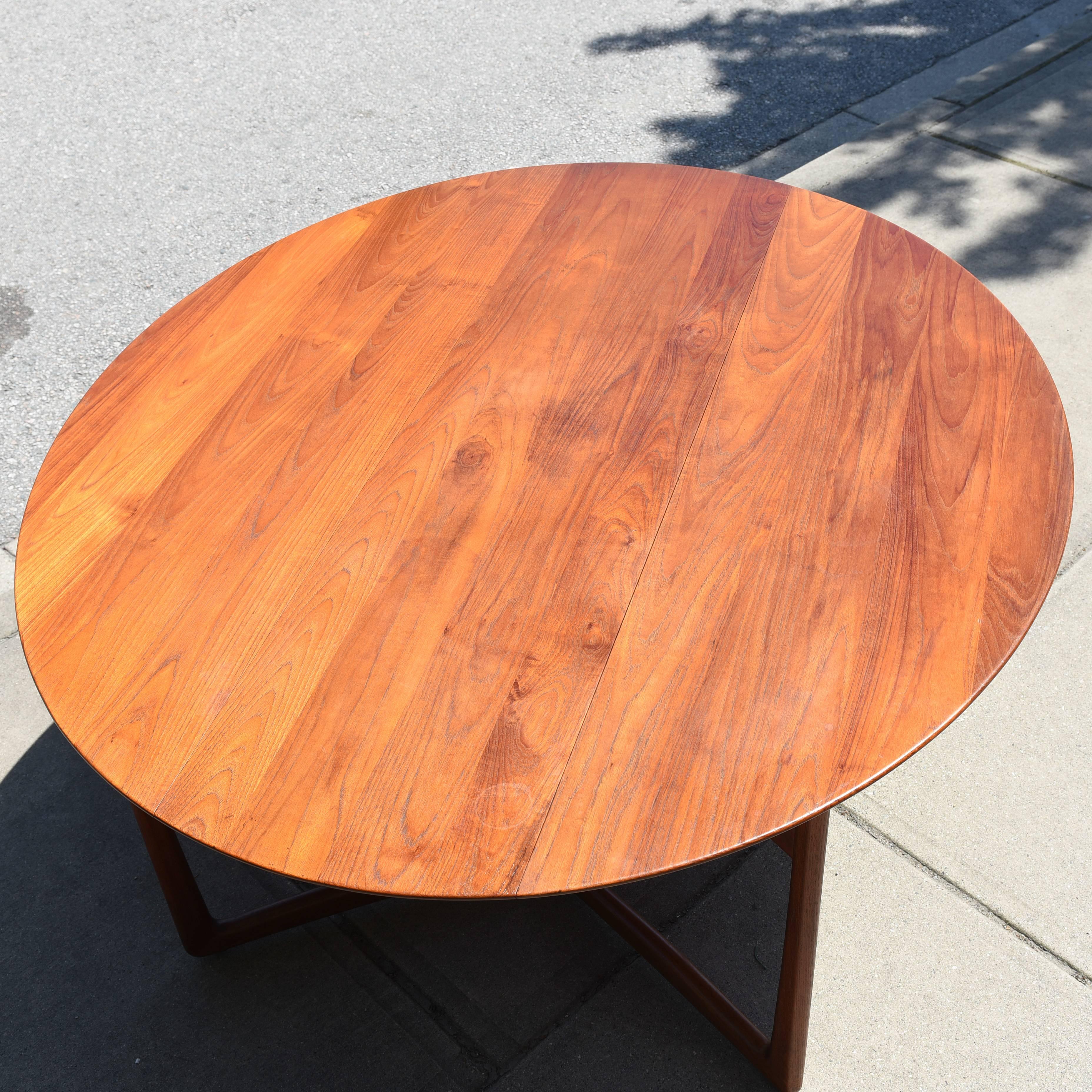 Peter Hvidt & Orla Mølgaard Model 20/59 Dining Table In Good Condition In Vancouver, BC