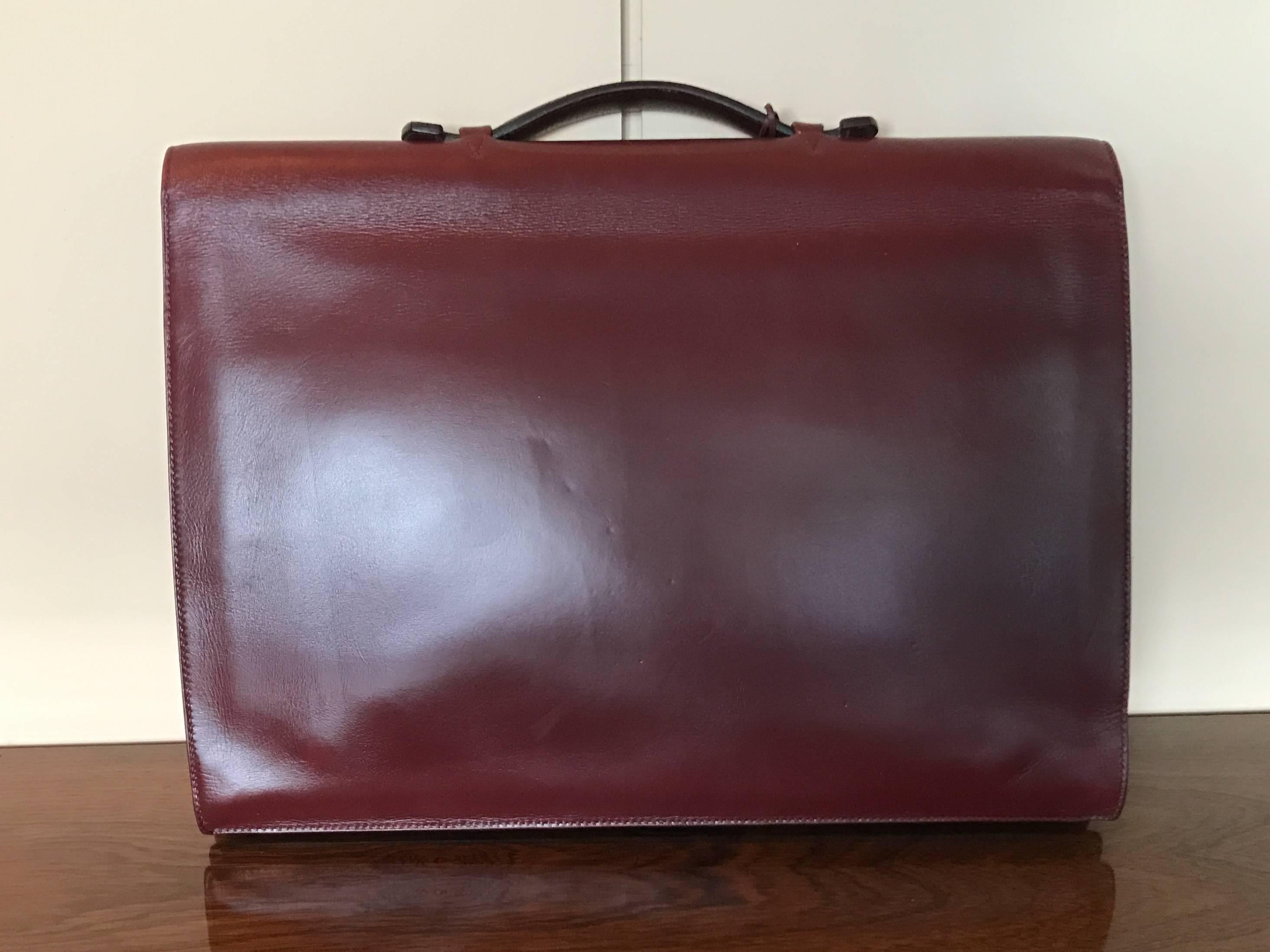 Original Hermès 'Sac à Dépêches' Briefcase made of what is likely Veau Grain Lisse or Epsom leather in good vintage condition. Sliding locker fastener on flap with three interior pockets, includes original keys. Professionally cleaned and