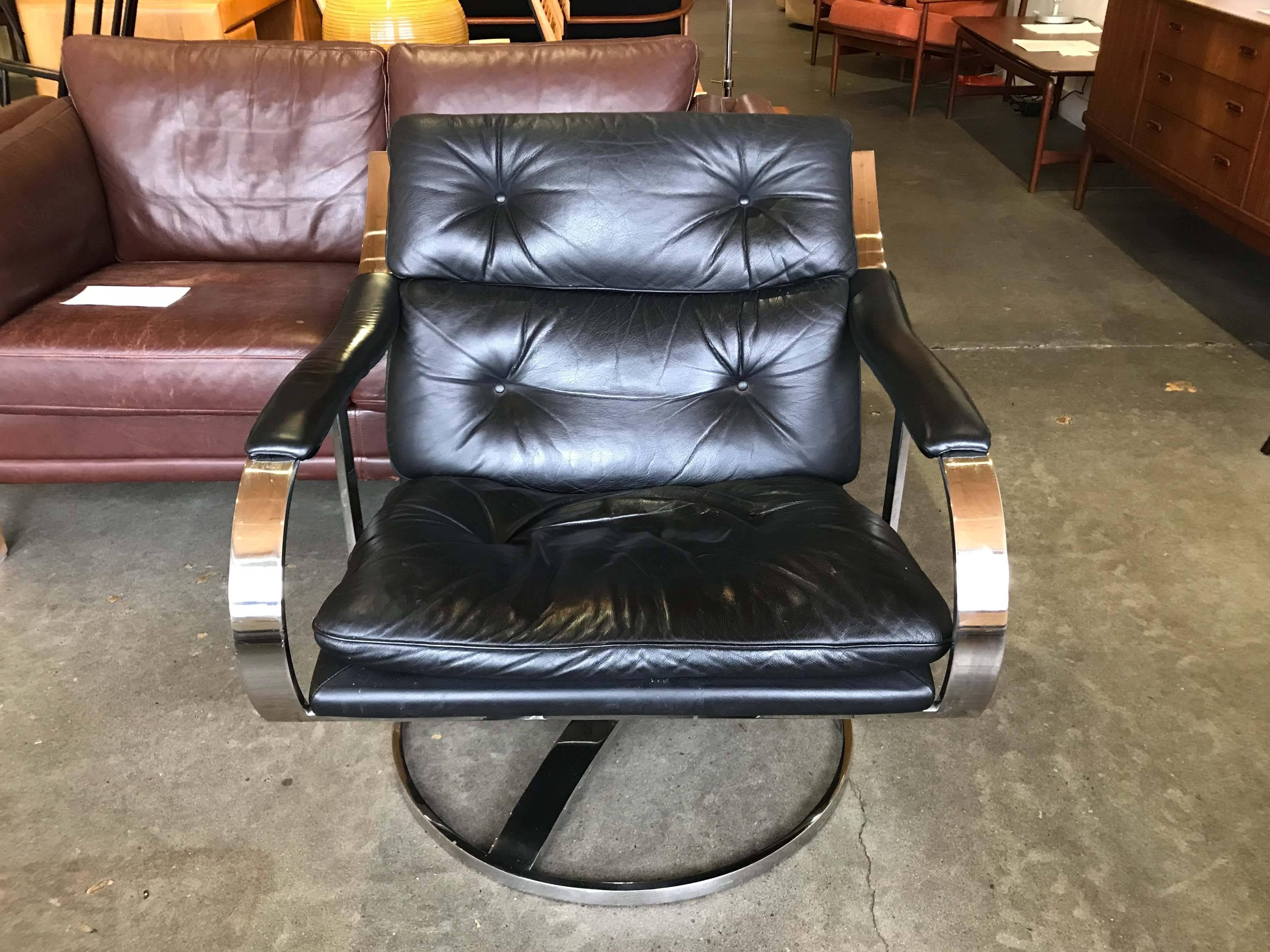 This stylish large series 445 lounge chair by Gardner Leaver for Steelcase. The seats have a very comfortable pitch and swivel on round bases. The chair retains it's original leather upholstery which does show signs of age and use, please note the