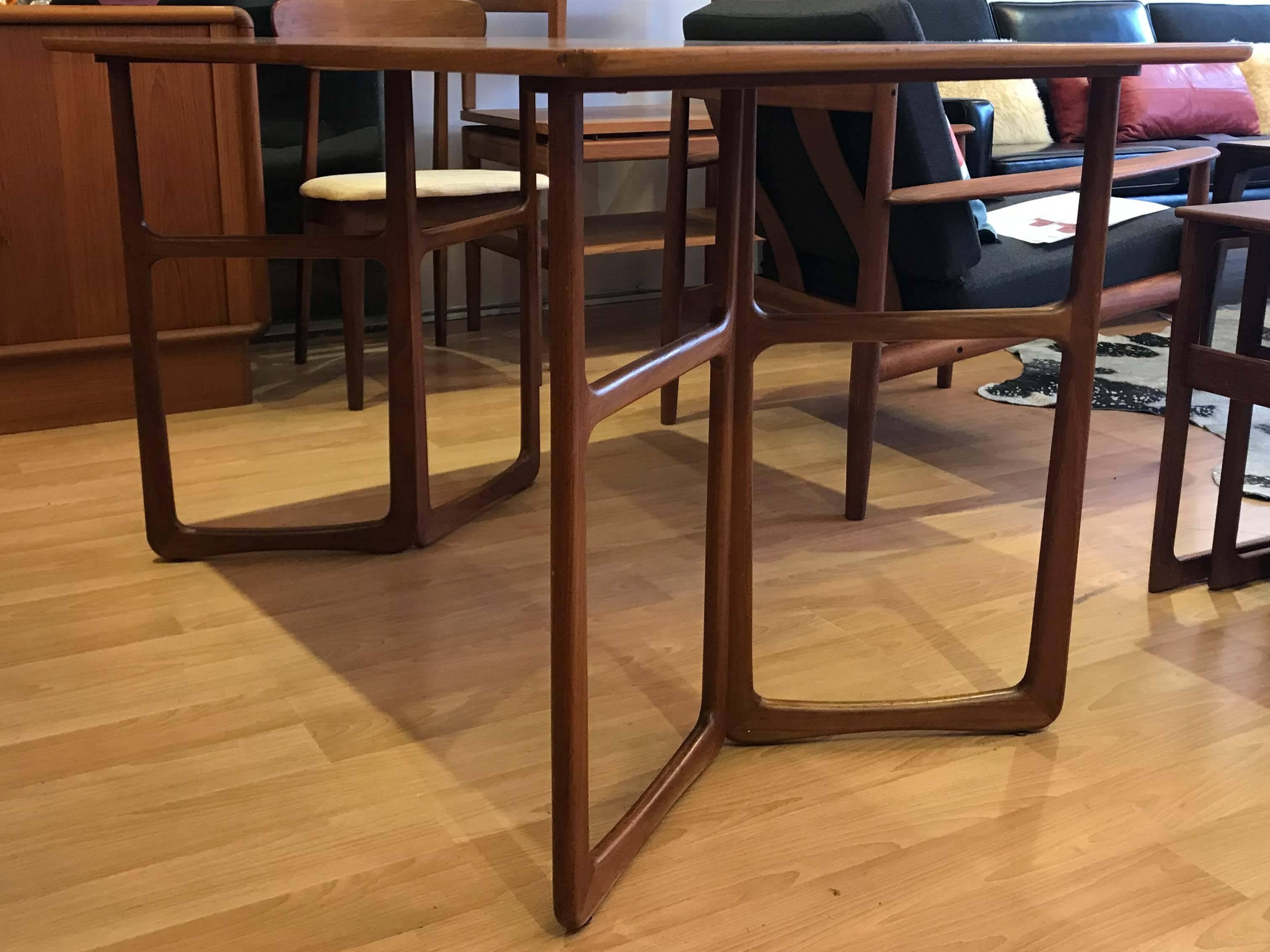 Dining Table Attributed to Peter Hvidt In Good Condition For Sale In Vancouver, BC