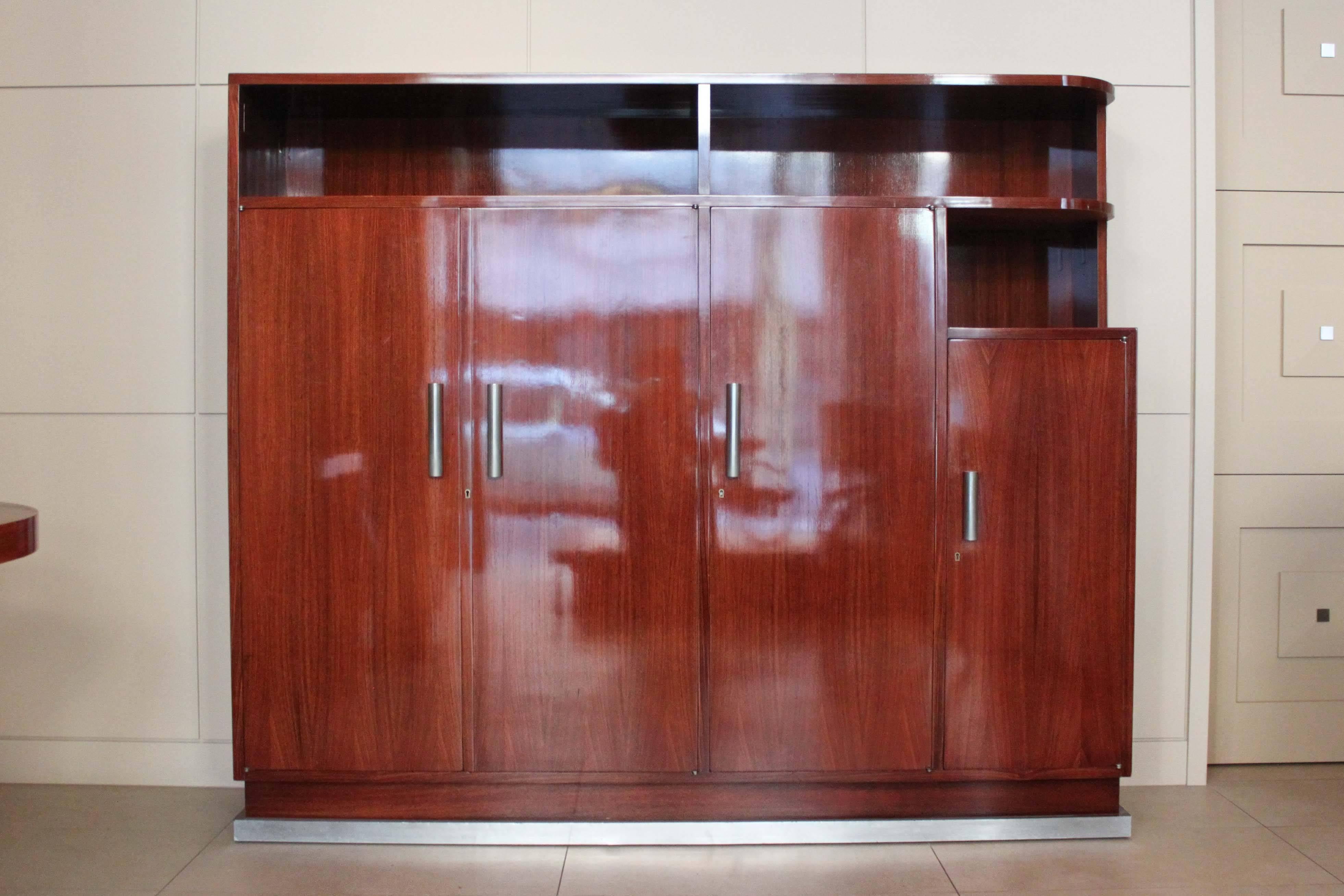 Beautiful matched Art Deco desk and storage cabinet/bookcase with turned handles.
Measures:
Desk: 31.5