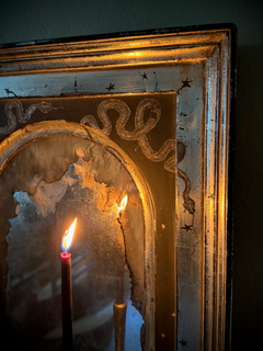Miroir en verre églomisé « Serpent à feuilles » en argent sterling avec étagère, par Troy Stafford