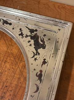 Miroir convexe « Silver Leaf Celestial » avec sgraffite de style Renaissance, par Troy Stafford