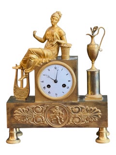Figurale Kaminuhr aus vergoldeter Bronze im französischen Empire-Stil des 19. Jahrhunderts