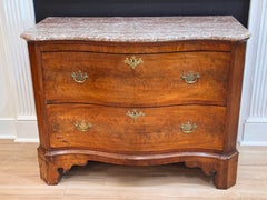 Commode en acajou de style George III de la fin du XIXe siècle, à lignes sinueuses et plateau en marbre