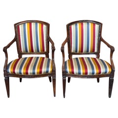 Paire de fauteuils italiens en noyer sculpté de la fin du XVIIIe siècle