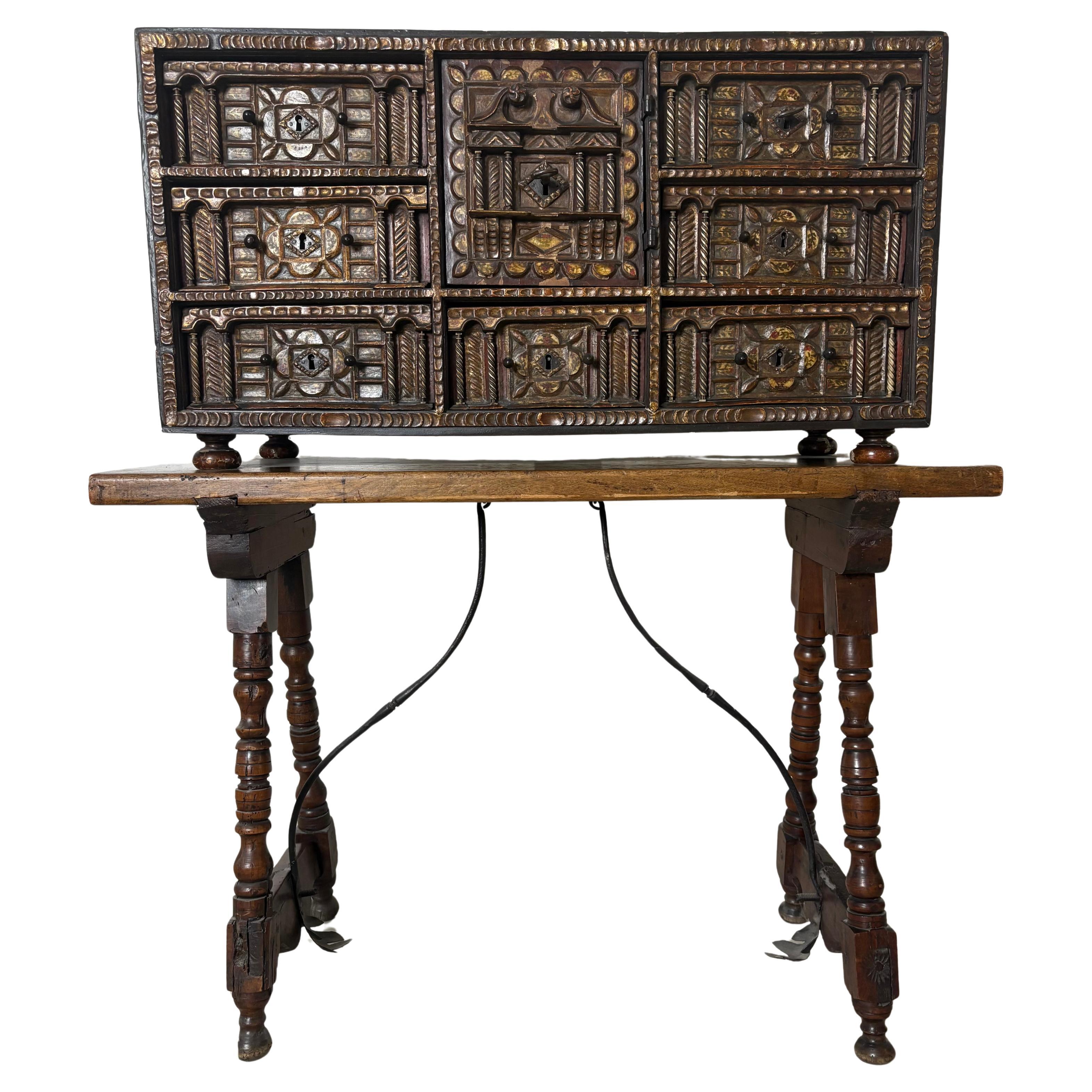 Varguenog spagnolo in legno di noce dell'inizio del XVIII secolo