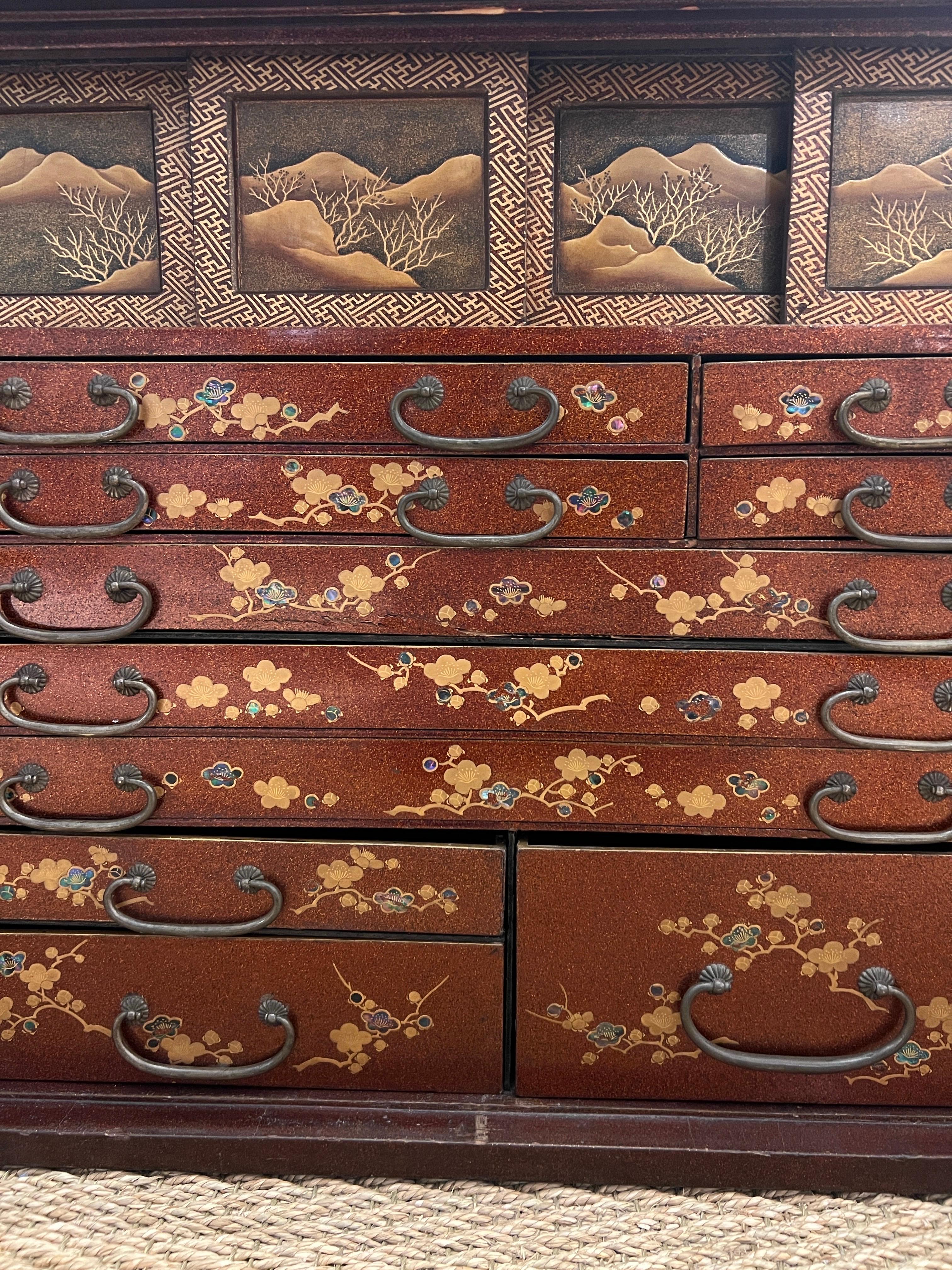 Piccolo mobile Kodansu in lacca giapponese del XIX secolo del periodo Edo in vendita 6