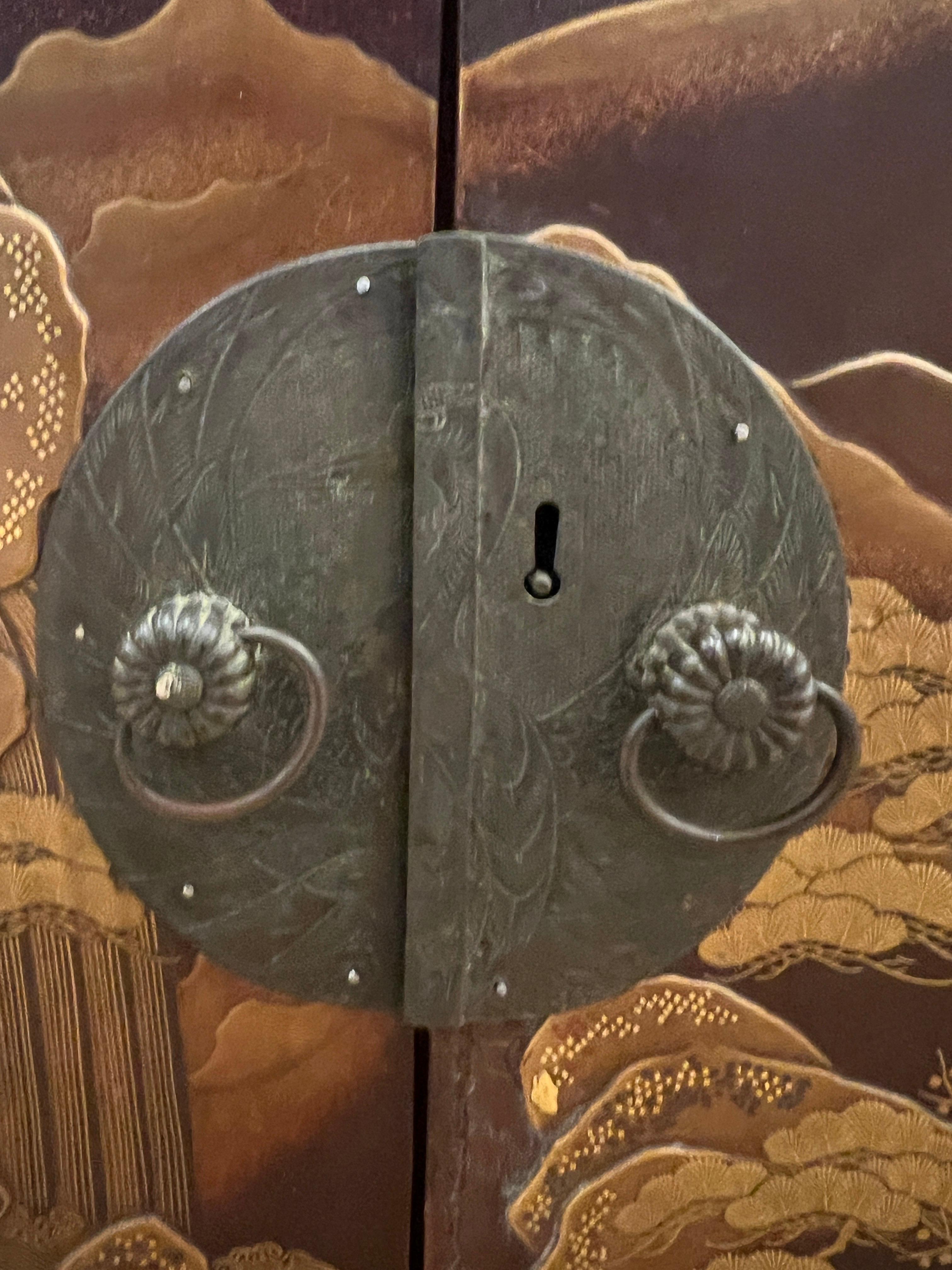 Piccolo mobile Kodansu in lacca giapponese del XIX secolo del periodo Edo in vendita 9