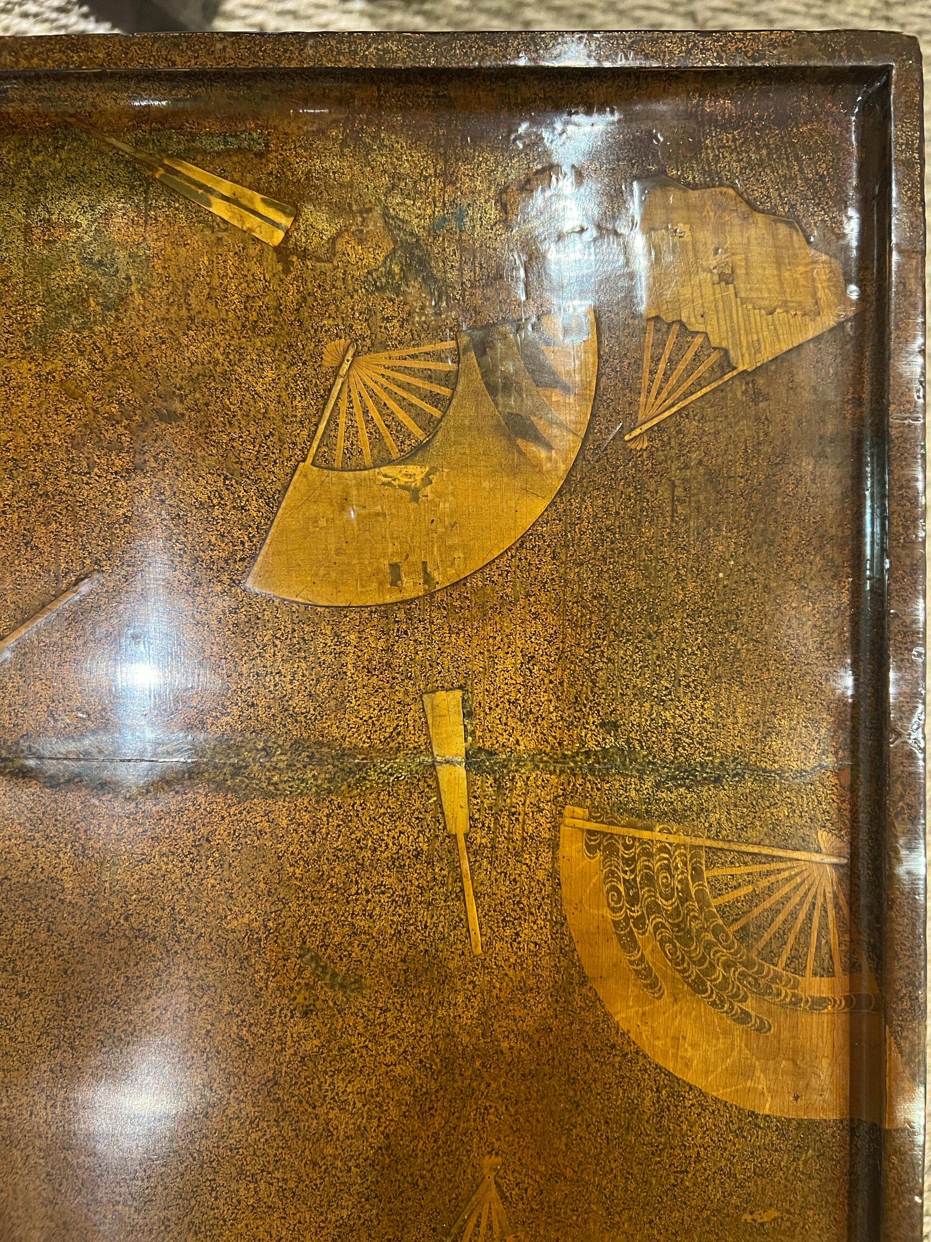Zataku (table basse) en laque japonaise du XIXe siècle avec motif d'éventail dispersé en vente 5