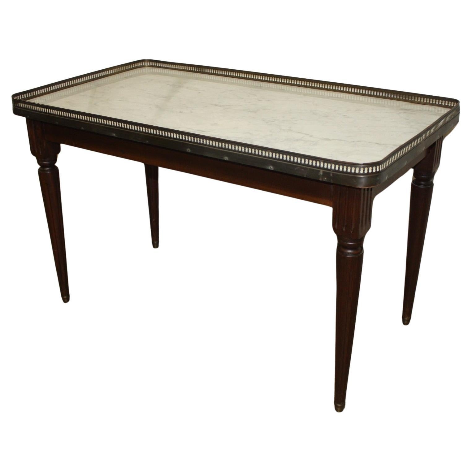 Ein charmanter französischer Tisch im Louis-XVI.-Stil (Französisch) im Angebot
