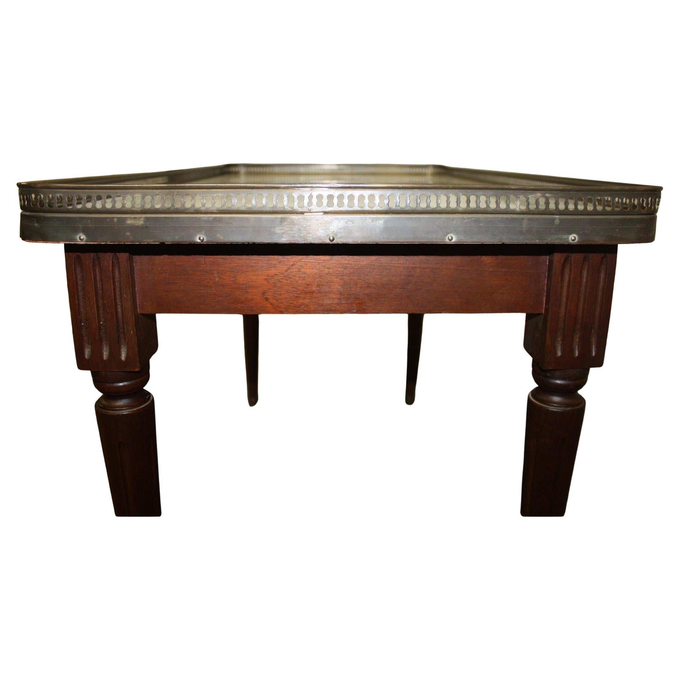Ein charmanter französischer Tisch im Louis-XVI.-Stil (Messing) im Angebot