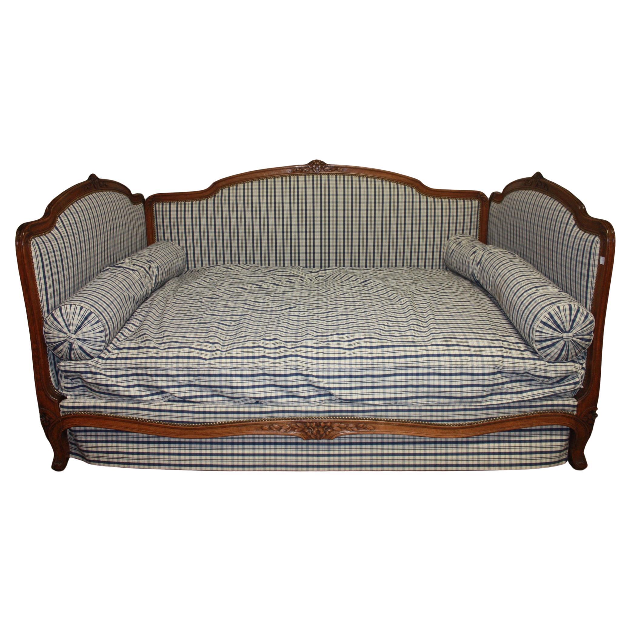 Exquisite 19th century French daybed, Louis XV style.
As the stairways of houses and apartments in France are narrow, they build furniture with the option of disassembling if needed for the transport.
This daybed can be taken apart:
- 3 boards
-