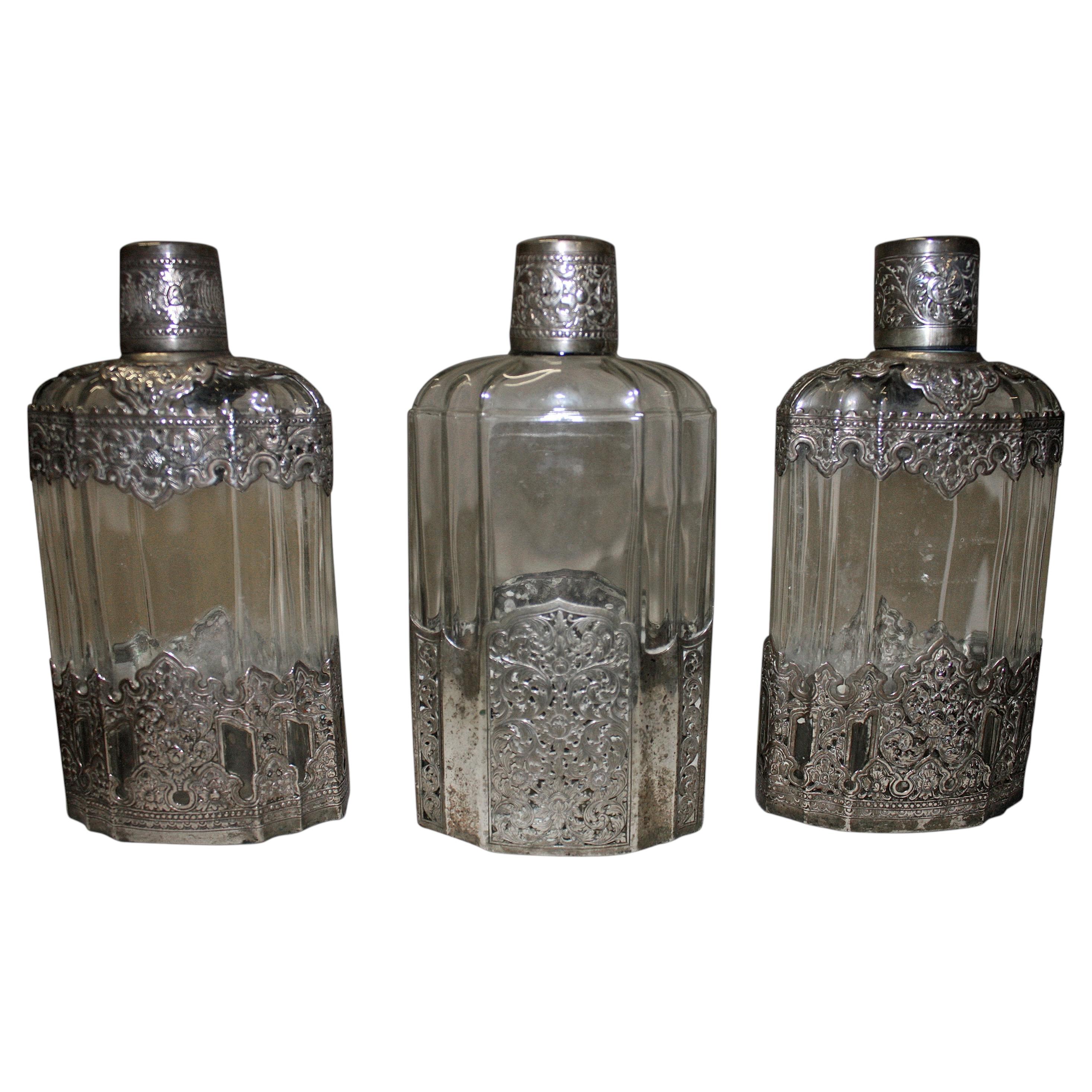 Ensemble de bouteilles en verre anciennes du XIXe siècle, de la marque Cotty, ornées de détails en argent