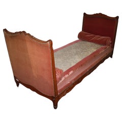 Letto da giorno francese Luigi XV, noce con velluto rosso, CIRCA 1880