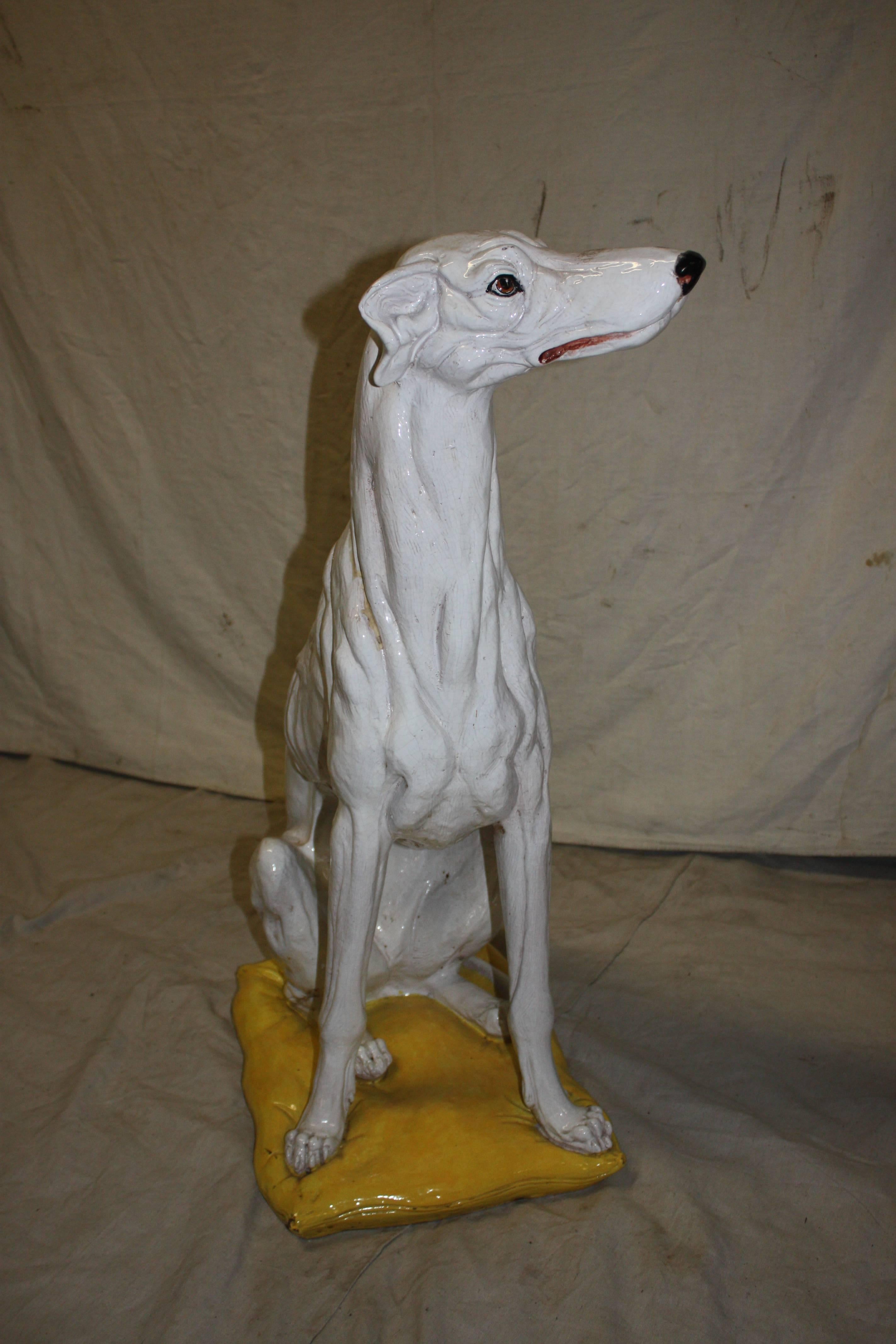 Superbe sculpture de chien lévrier italien,  fabriqué en terre cuite, vers 1950. 