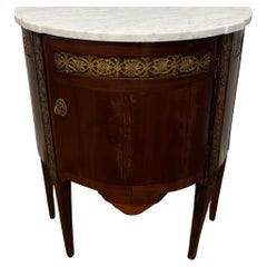Buffet francés de media luna, caoba con adornos de latón, circa 1740