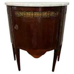 Buffet francés de media luna, caoba con adornos de latón, circa 1740