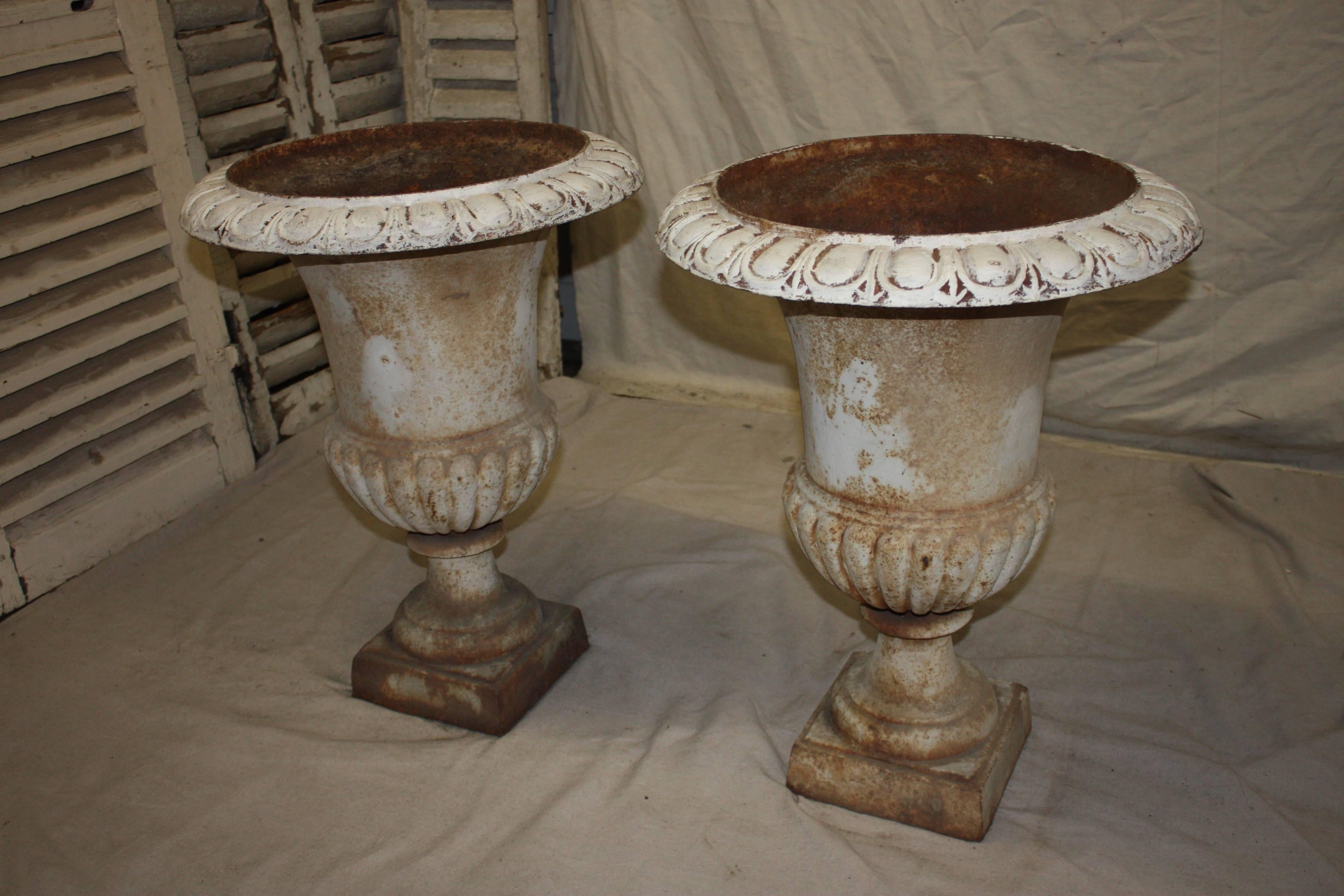 Pair of 19th century French Medicis urns. They are made of cast iron, painted.