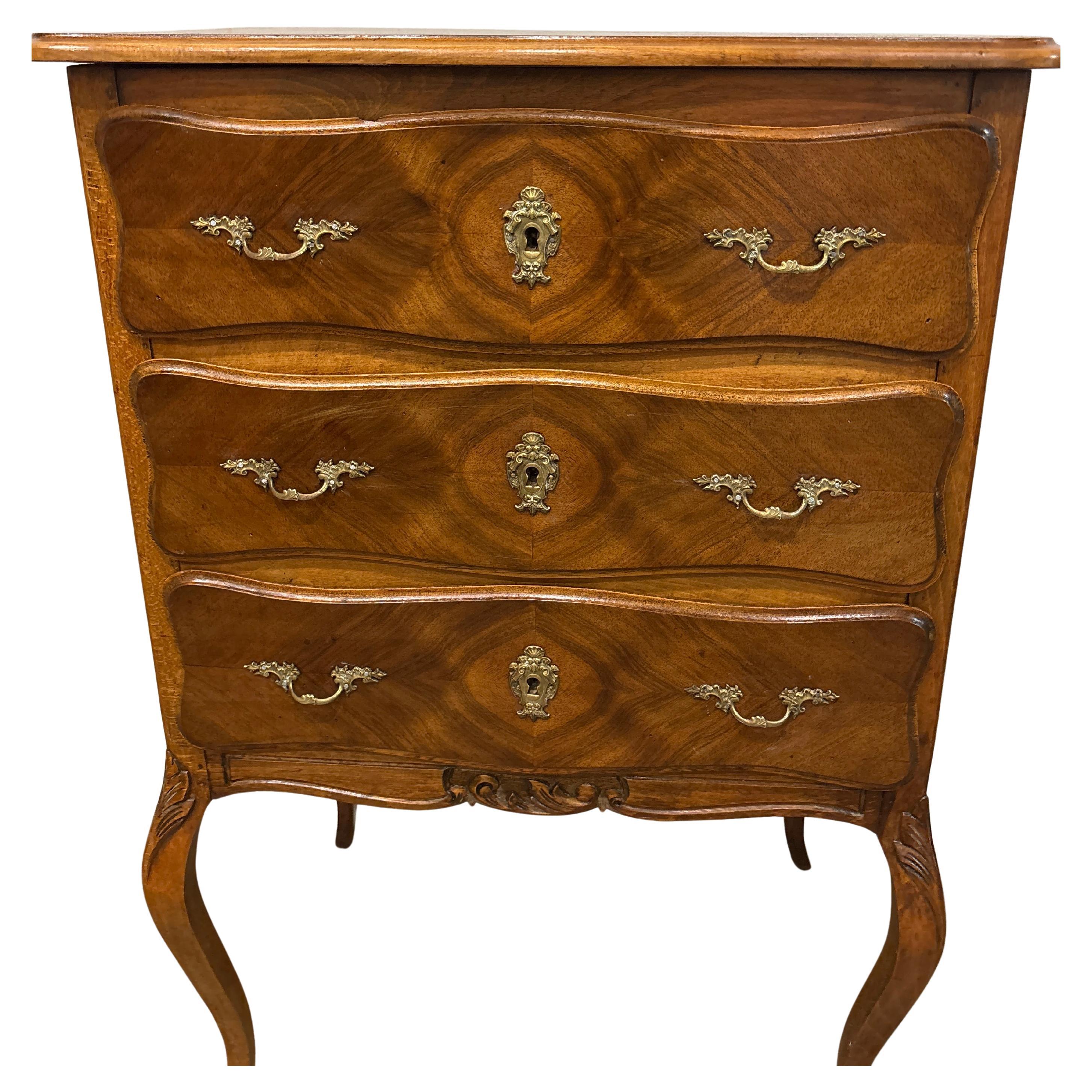 Luigi XV Commode francese dei primi del Novecento in vendita