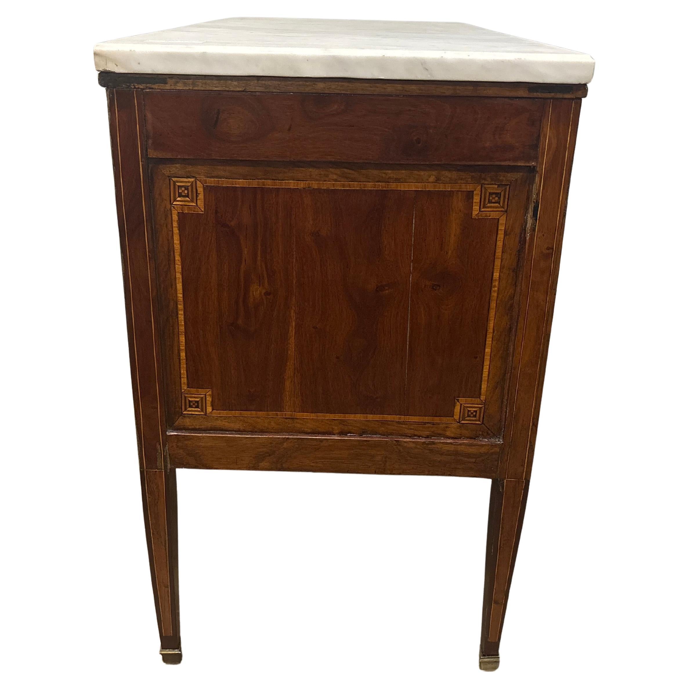 Cómoda francesa Luis XVI del siglo XVIII en venta 3