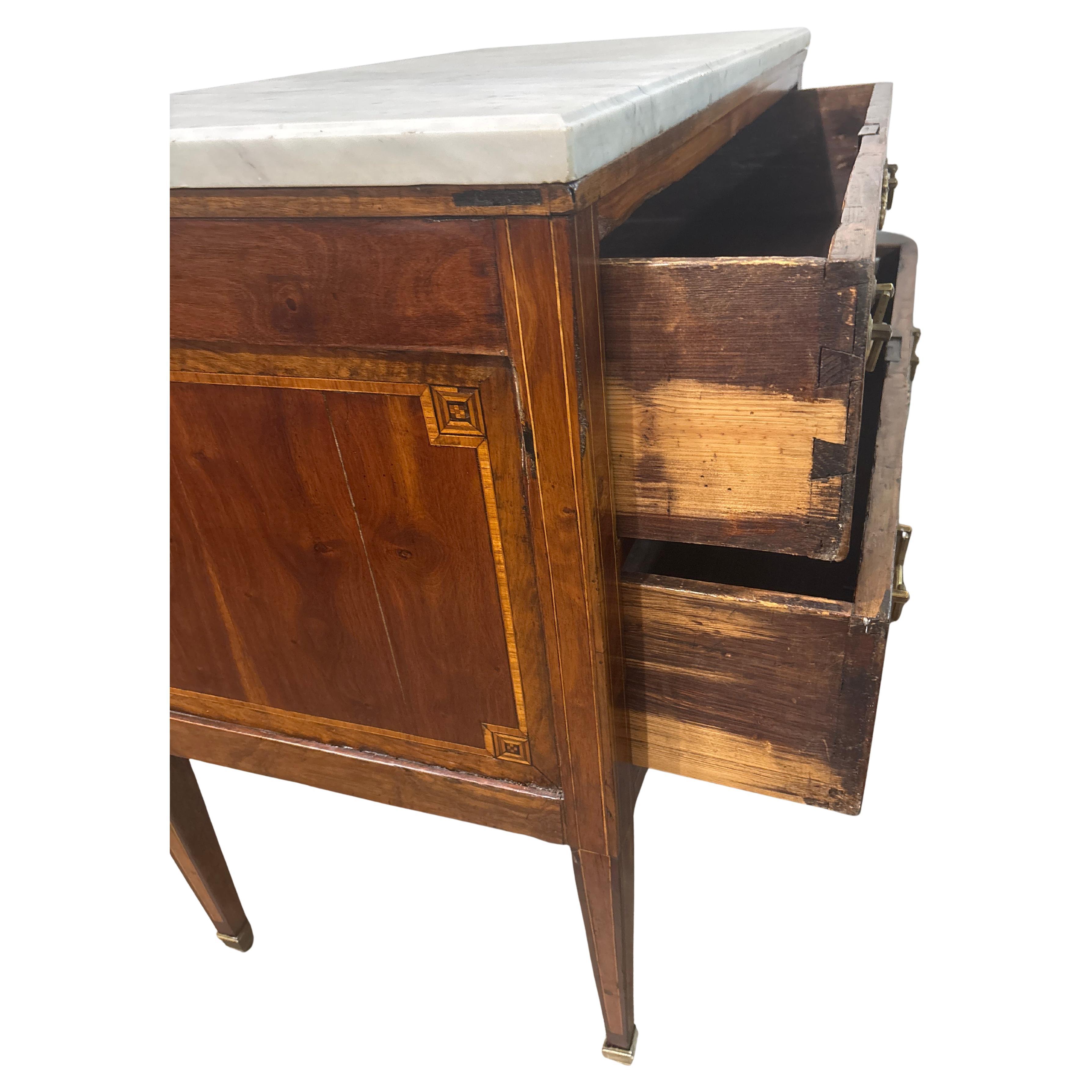 Cómoda francesa Luis XVI del siglo XVIII en venta 2