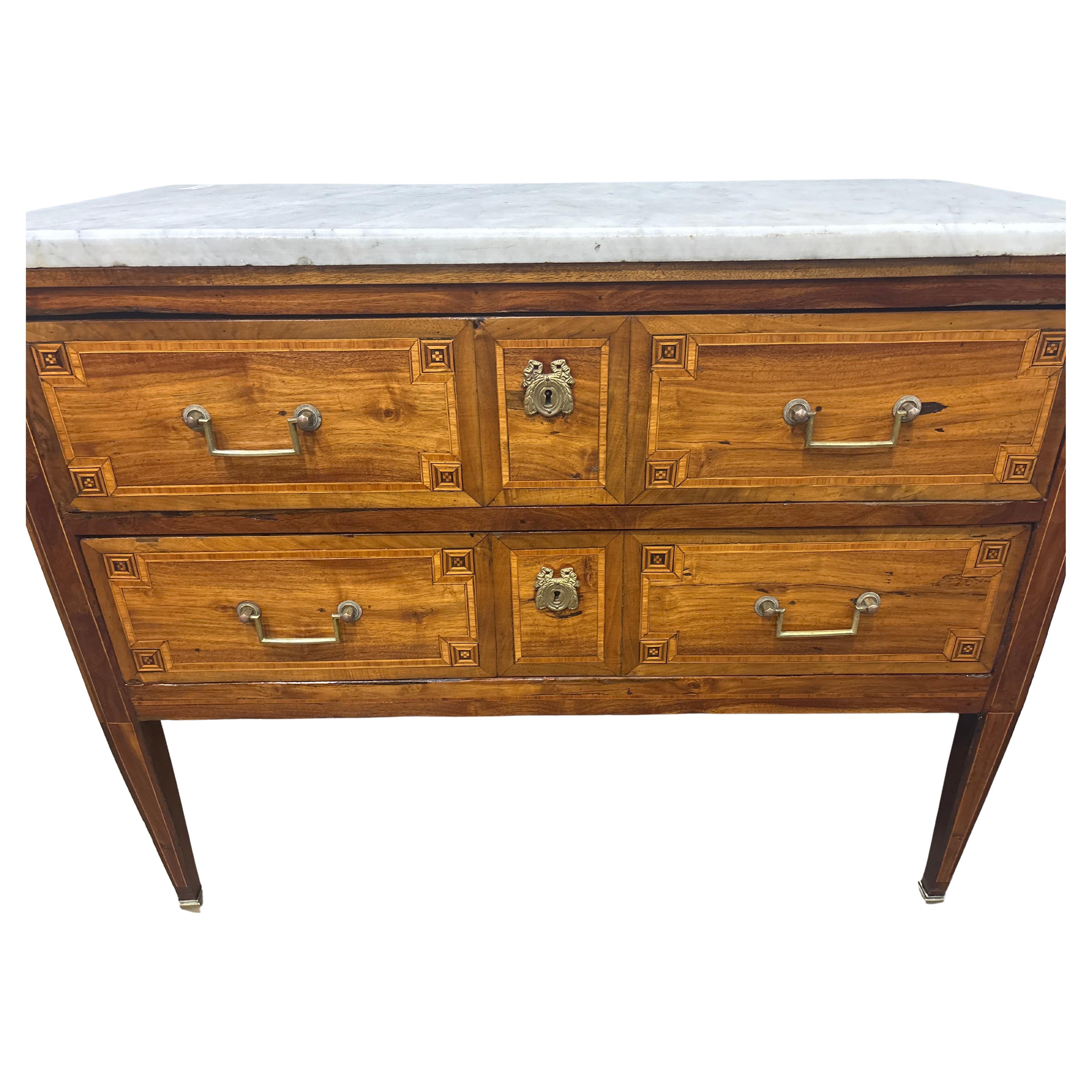 Esta Commode sauteuse francesa del siglo XVIII está hecha con marquetería e incrustaciones de nogal y madera de frutal. Tiene su encimera de mármol original.