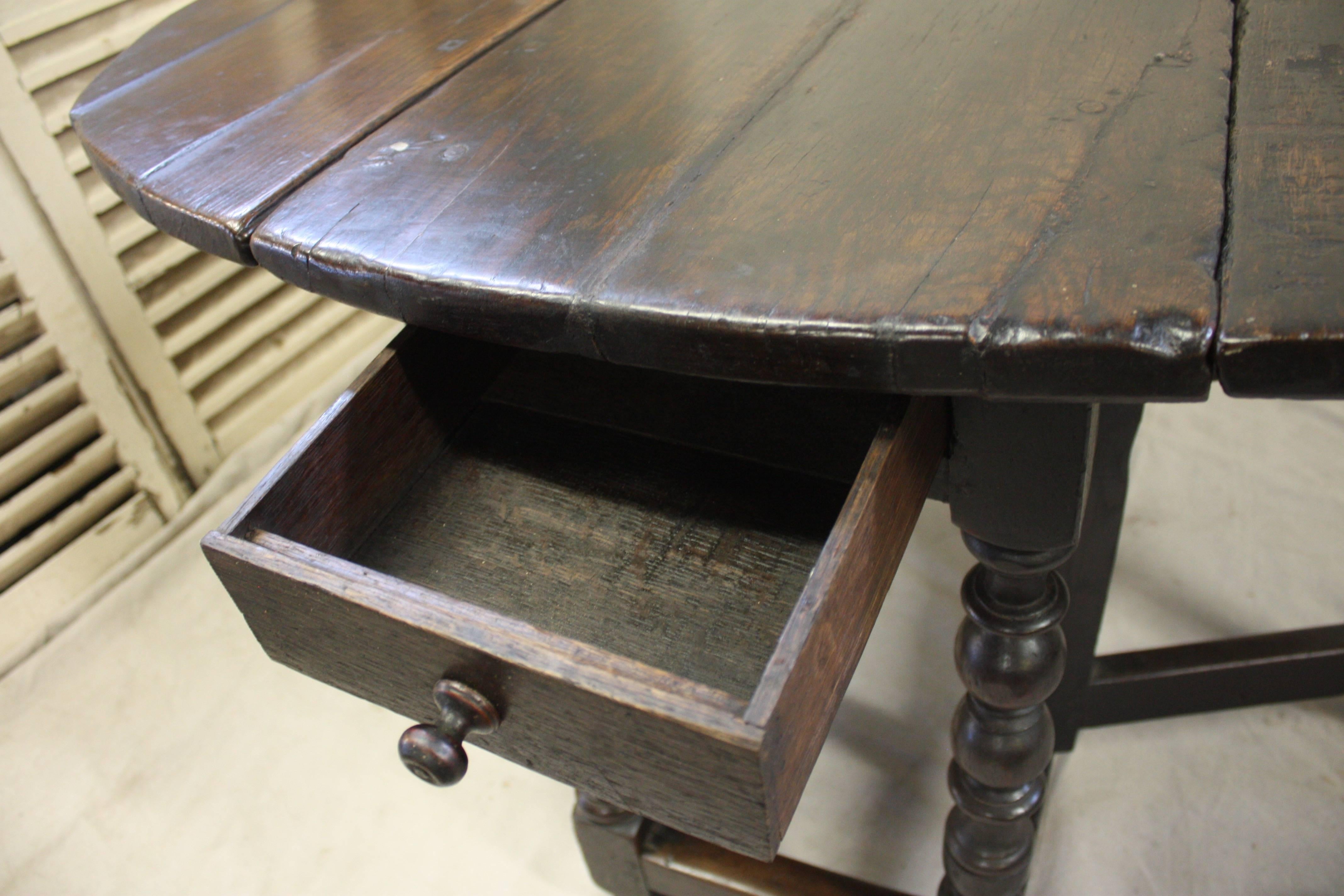 17th Century Gateleg Table In Good Condition In Stockbridge, GA