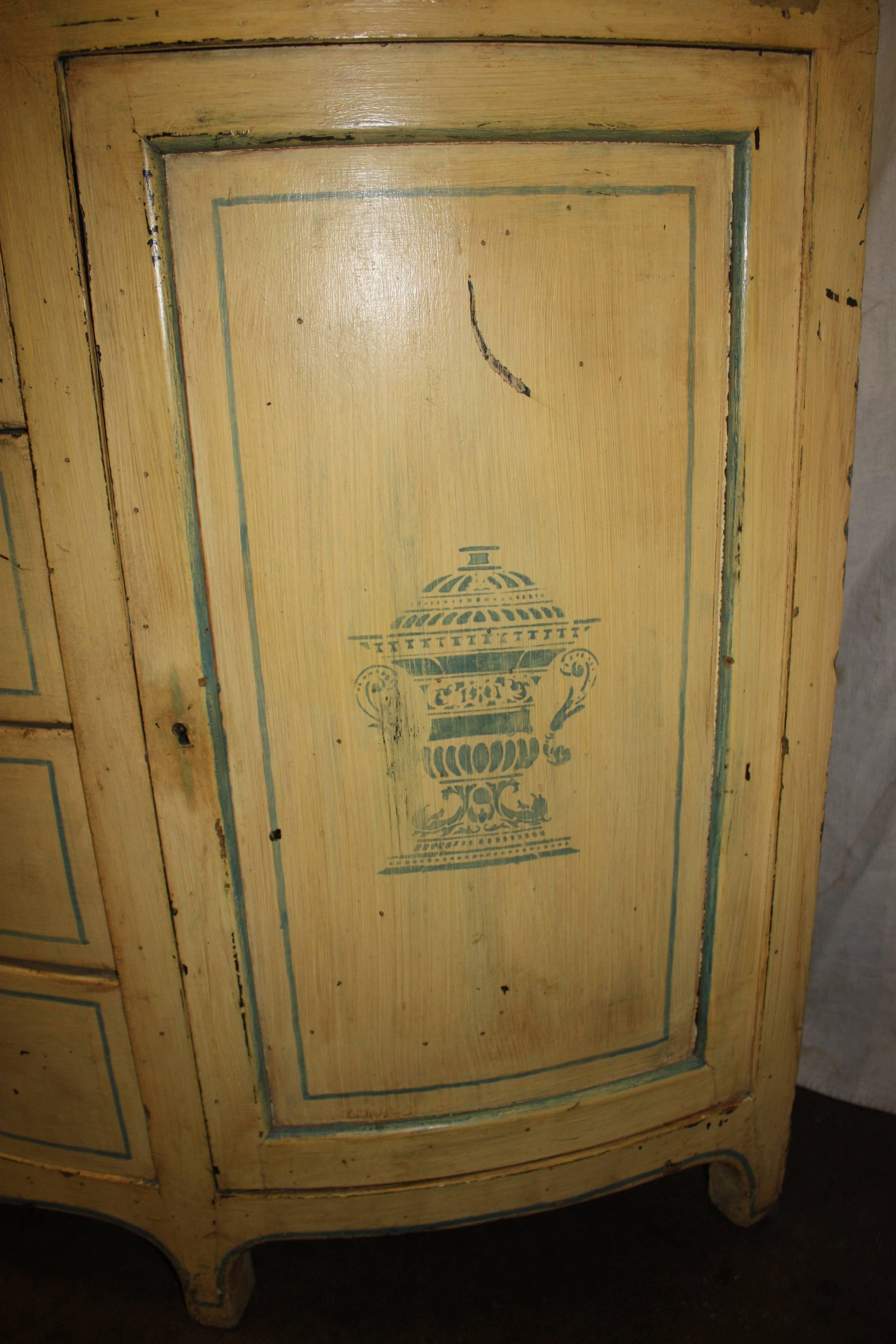 Charming Early 20th Century Half-Moon Chest In Good Condition For Sale In Stockbridge, GA