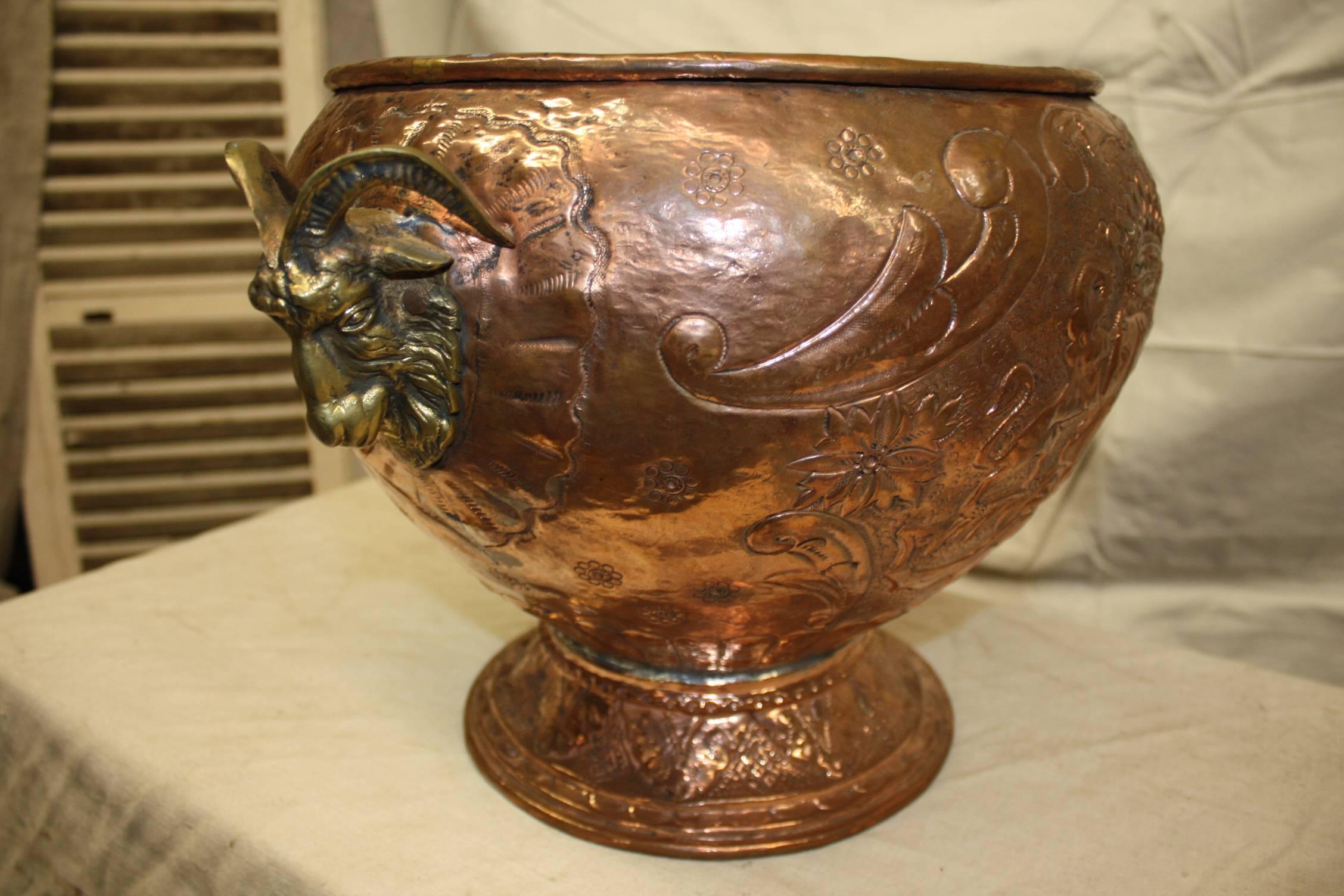 19th Century French Copper Urn In Good Condition In Stockbridge, GA