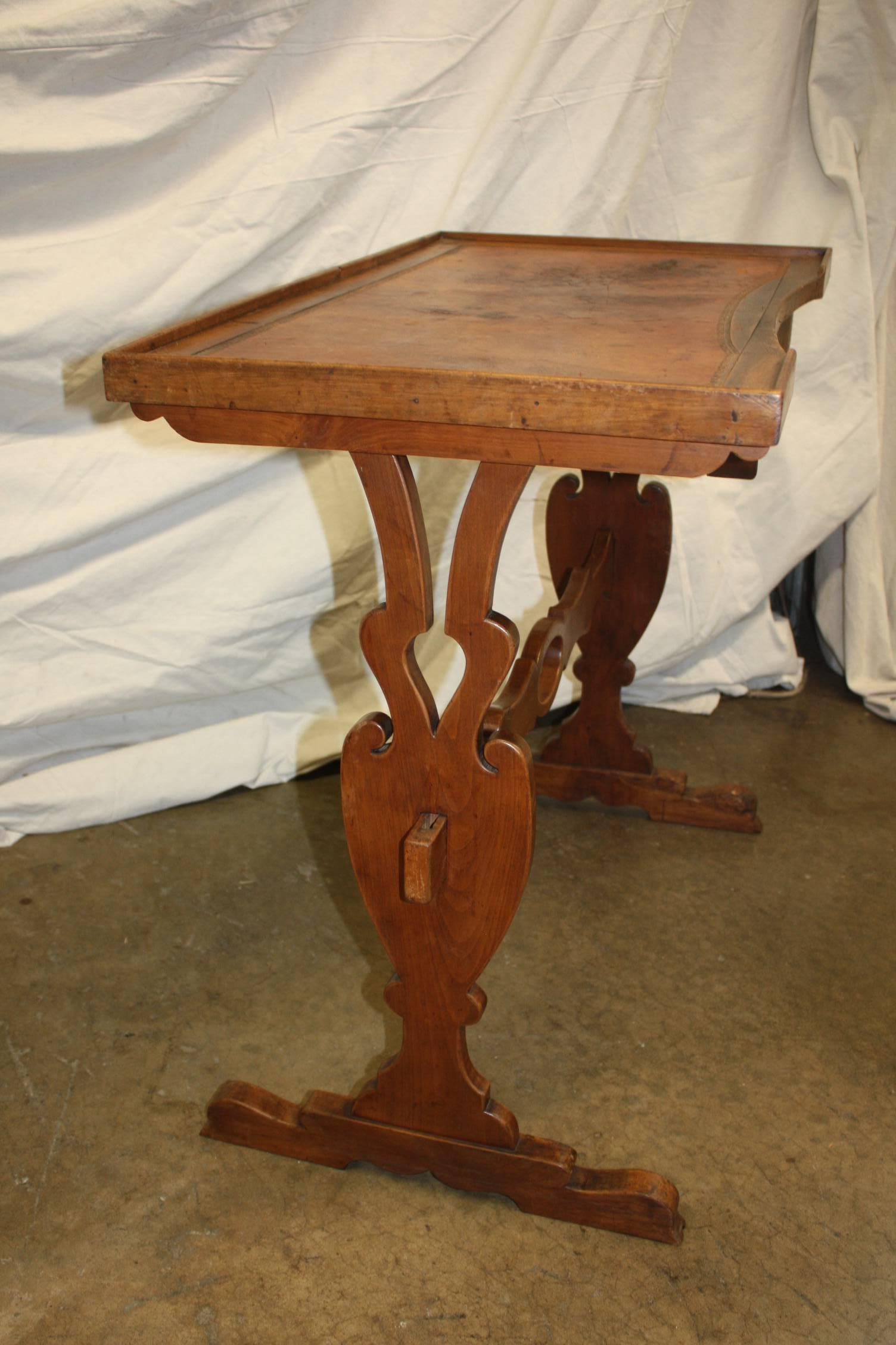Table d'appoint française de la fin du XIXe siècle.