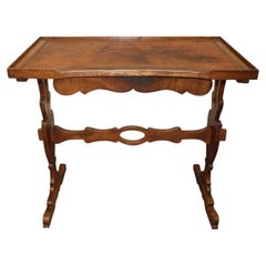 Table d'appoint française ancienne de la fin du XIXe siècle, en cuir et bois de fruitier