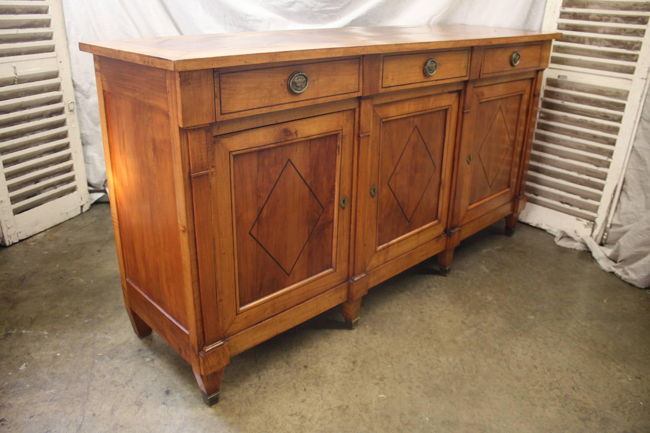 French Directoire period sideboard. 
Very charming by its proportions and simplicity.