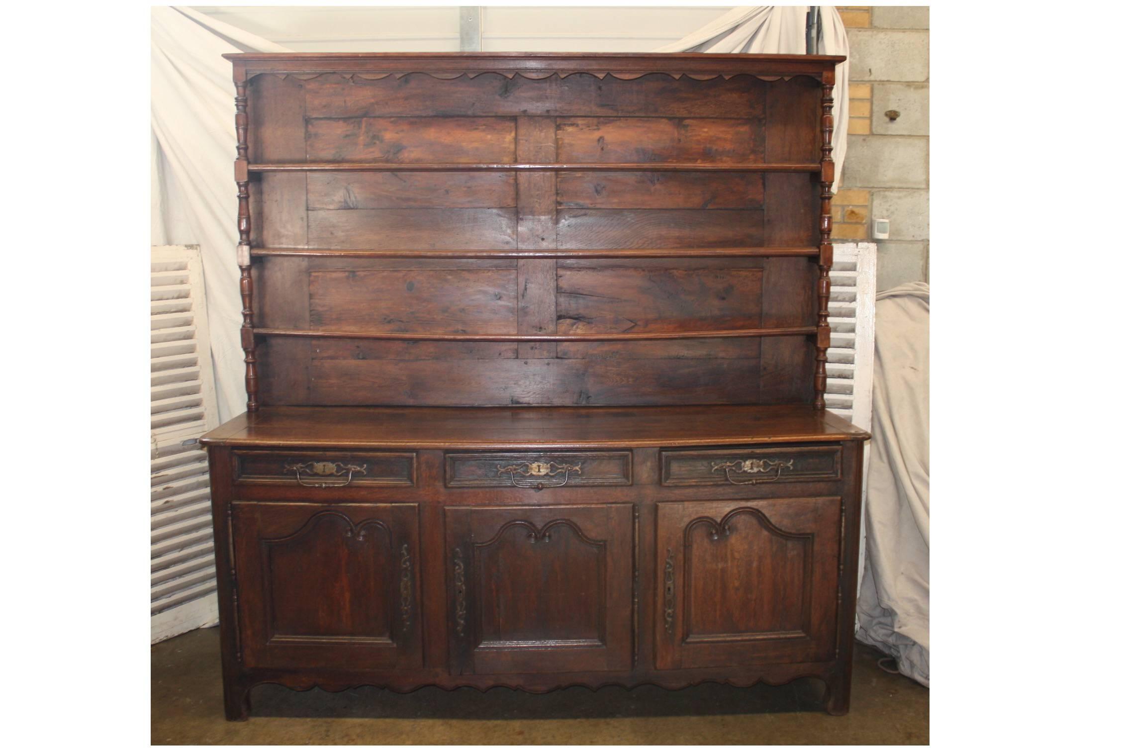 Remarkable 18th century French hutch, Louis XV period.