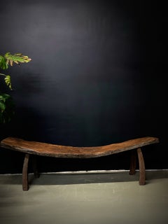 Banco rústico antiguo de madera con forma escultural