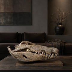 Große Nachbildung eines Nilkrokodilschädels auf Holzsockel, 95 cm