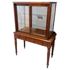 Table display cabinet with 2 sliding doors and 2 shelves