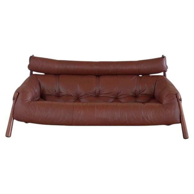 Divano MP-81 in pelle cognac trapuntata di Percival Lafer, anni '70. in vendita