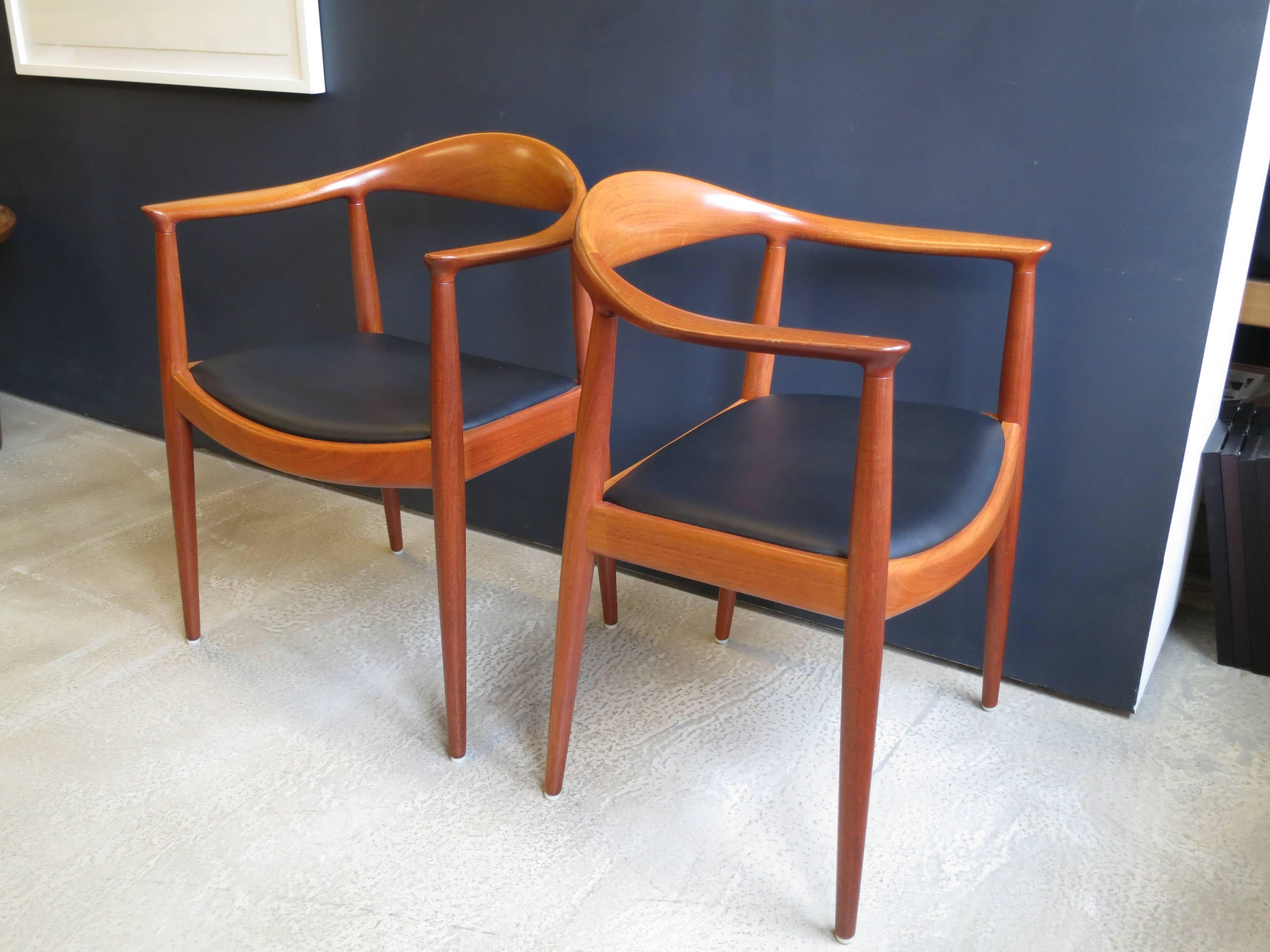 Set of 12 Mahogany Round Back Dining Chairs by Hans Wegner In Excellent Condition For Sale In New York, NY