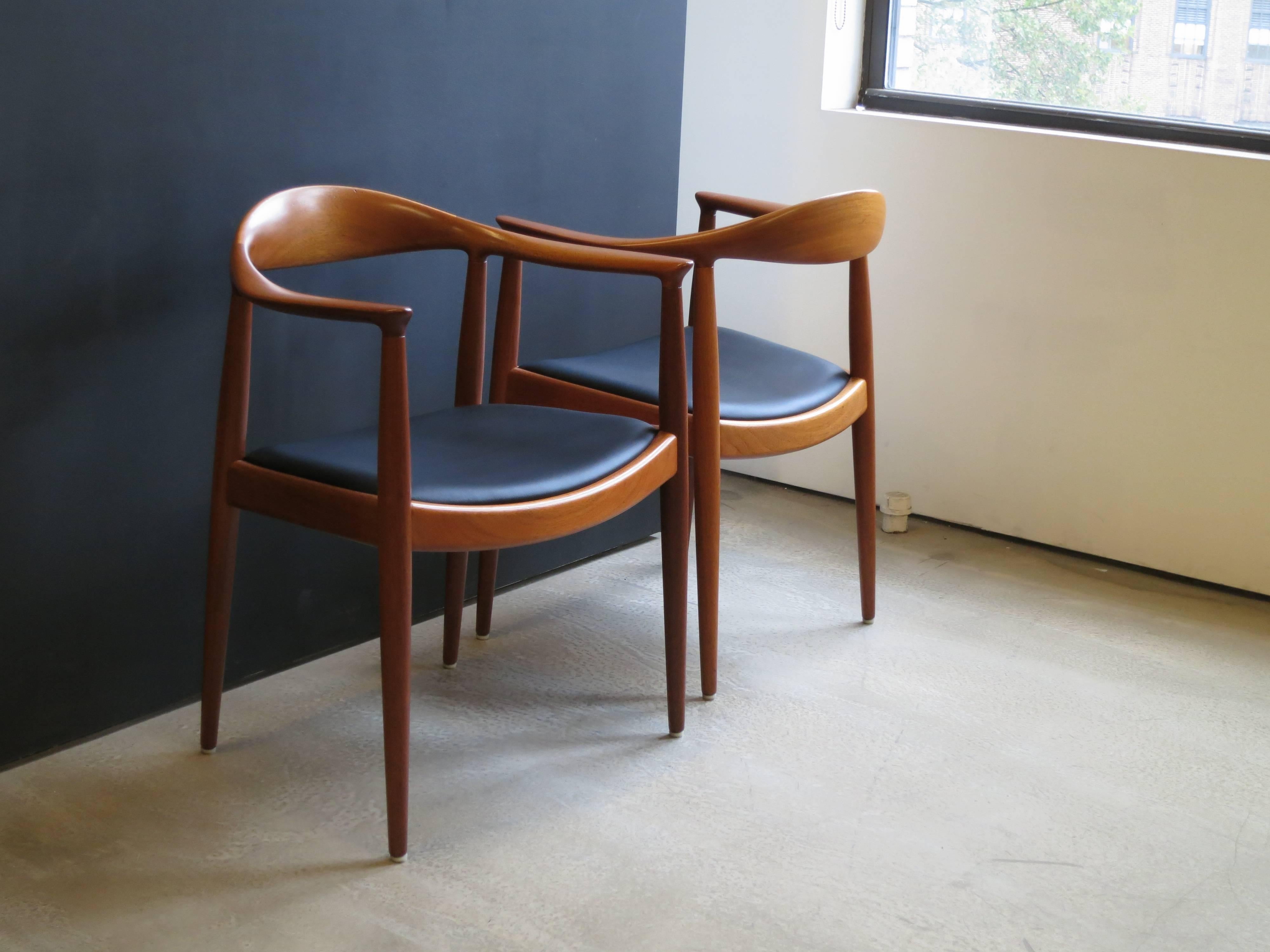 Mid-20th Century Set of 12 Mahogany Round Back Dining Chairs by Hans Wegner For Sale