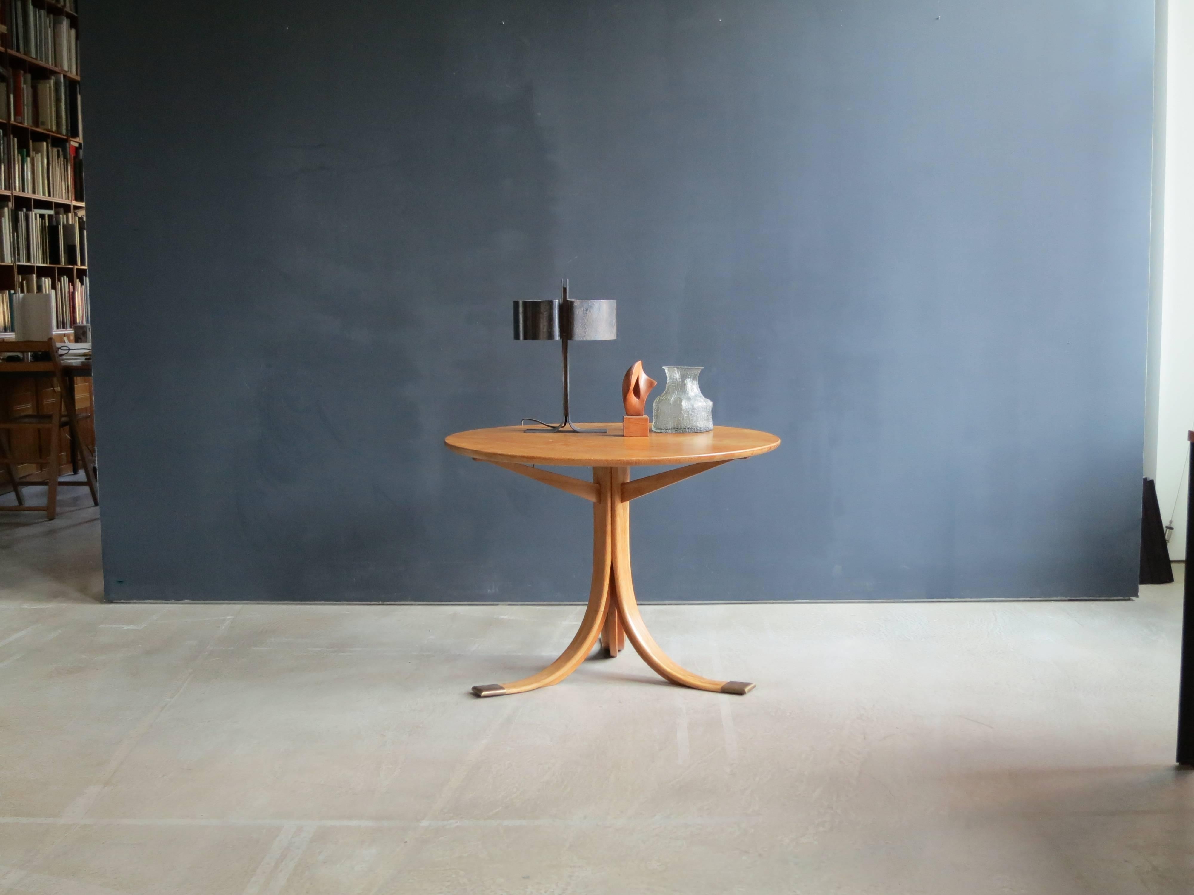 Mid-20th Century Circular 3-Legged Occasional Table in Massive Figured Oak by Frits Henningsen