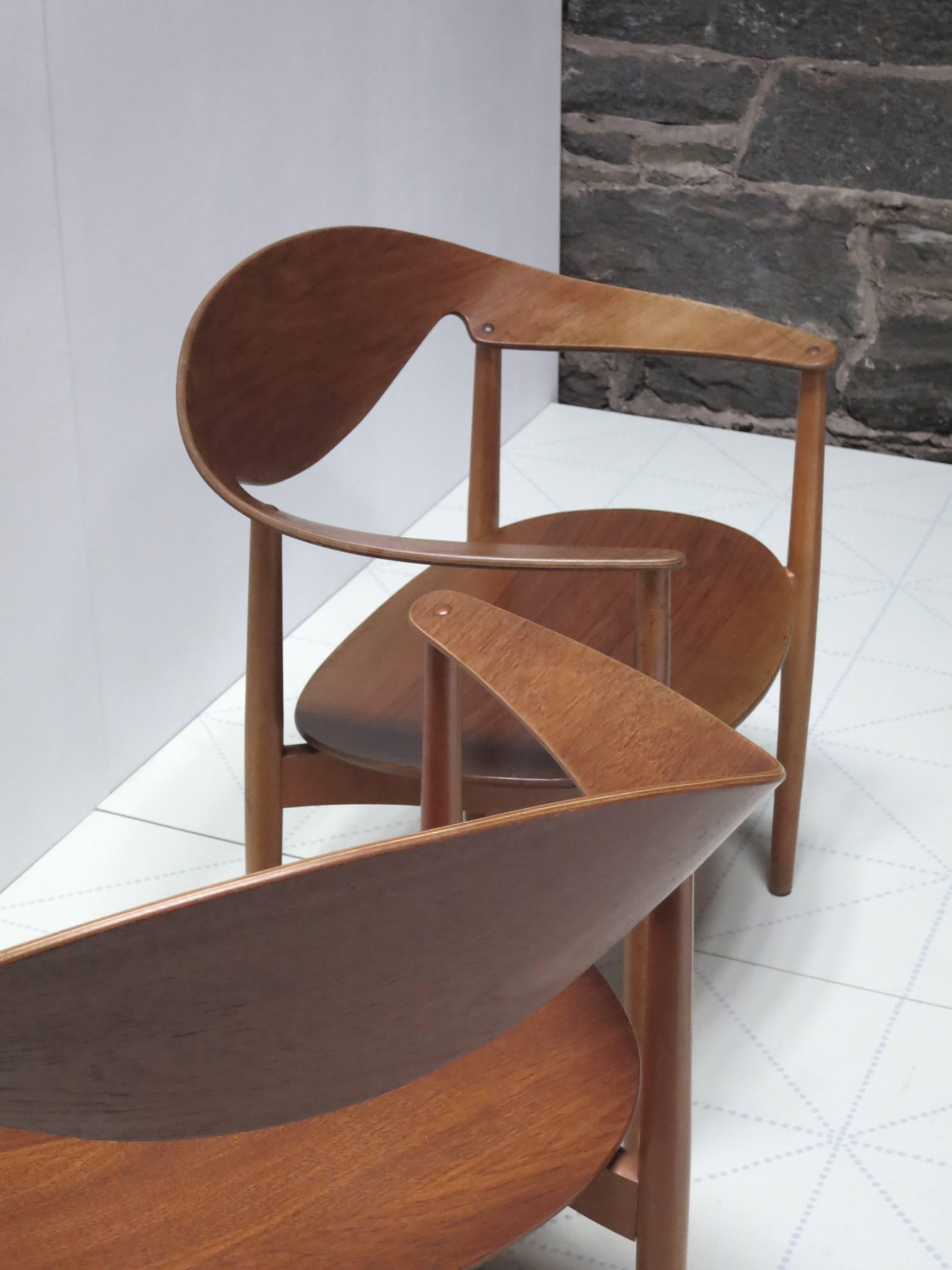 Scandinavian Modern Pair of Metropolitan Chairs by Ejner Larsen and Axel Bender Madsen For Sale