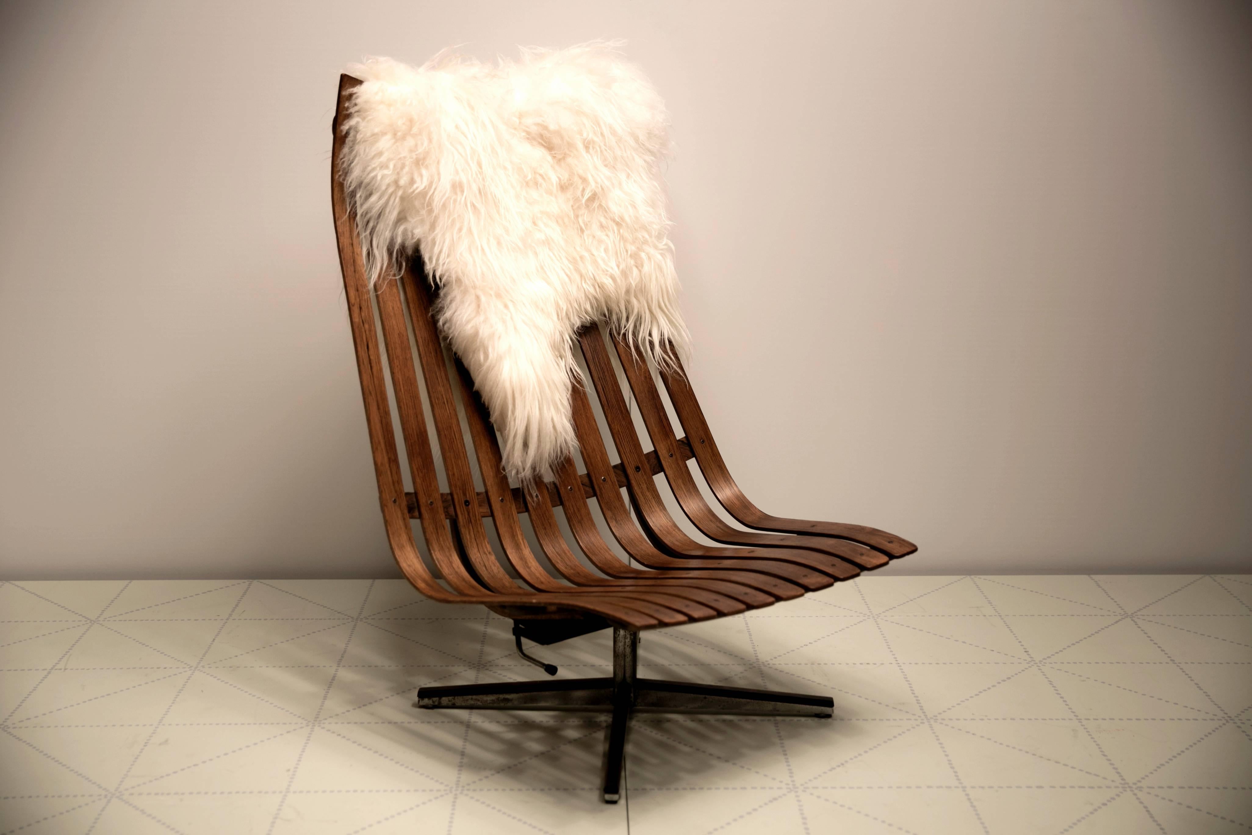 Made by Hove Mobler, label on the underside.

Designed 1959. This chair made circa 1960s.

Rosewood, foot of metal and rosewood.

Hans Brattrud was born in 1933 and studied at the Oslo National Academy of the Arts, setting up his own design